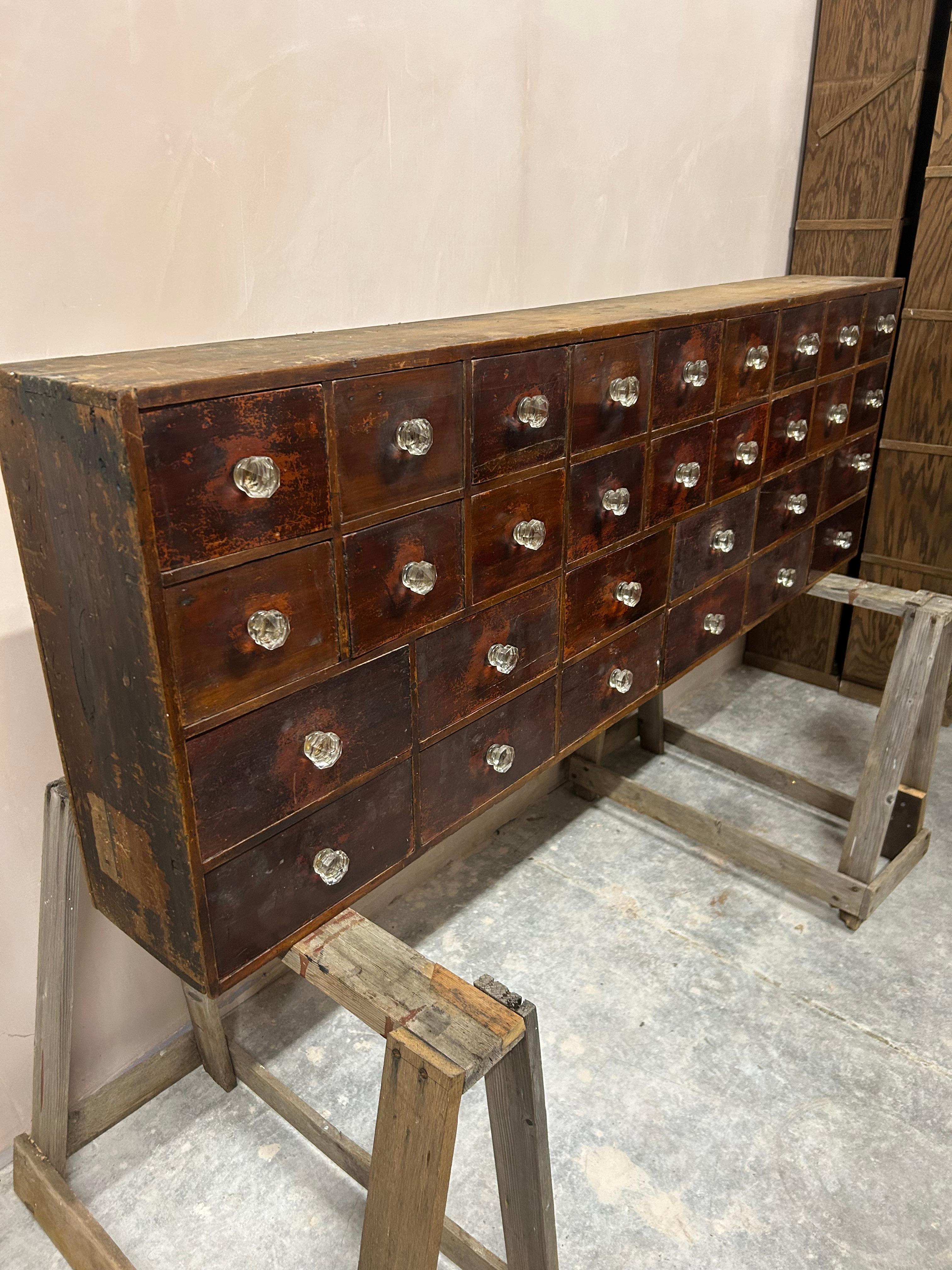 Cassettiera in mogano della fine del XIX secolo, circa 1880, composta da 18 cassetti piccoli e 12 cassetti inferiori leggermente più grandi. Ogni cassetto è rivestito in pino con code di rondine tagliate a mano e conserva le maniglie originali con