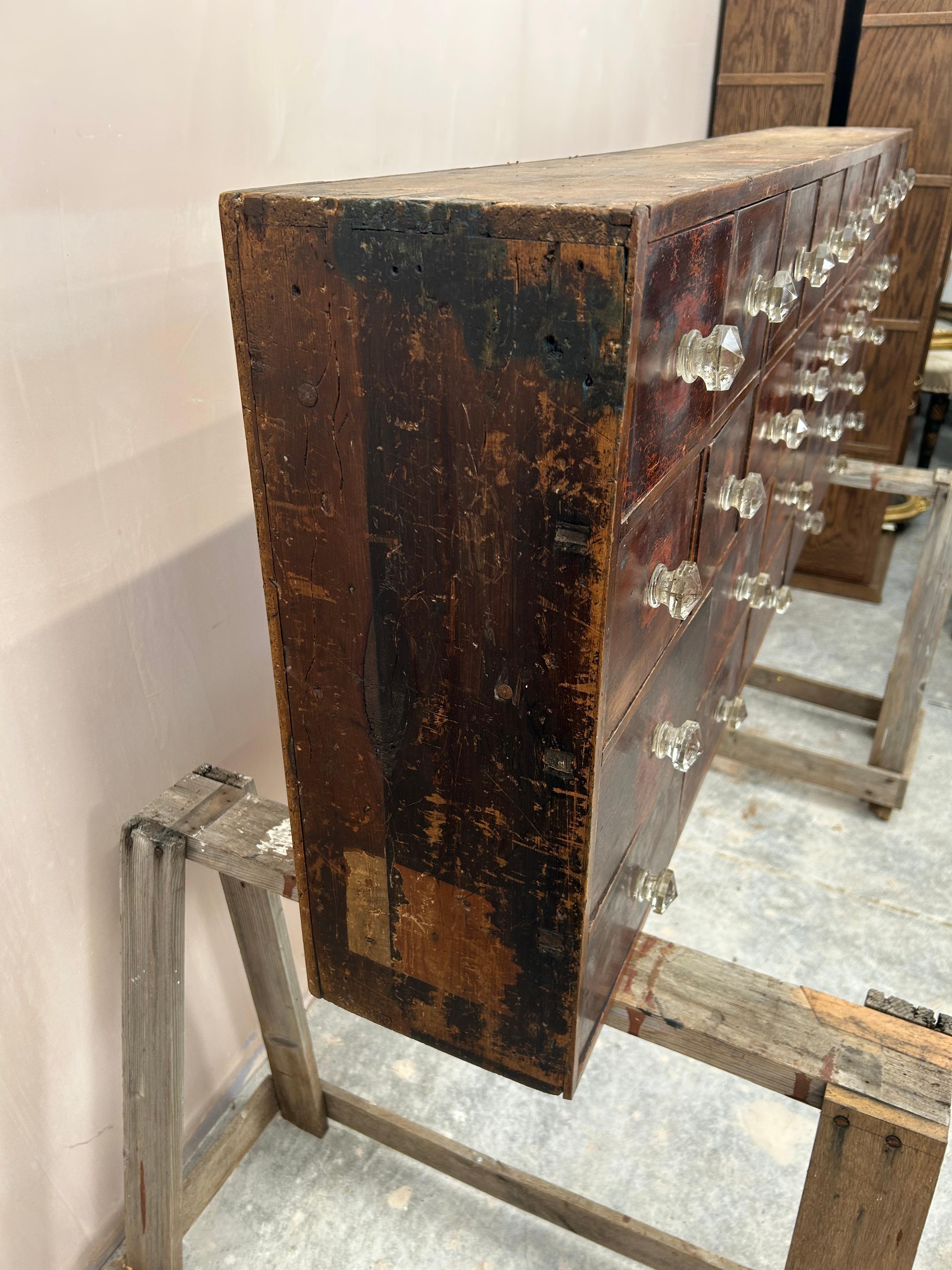 Vittoriano Antico banco di cassetti in mogano vittoriano per farmacia in vendita