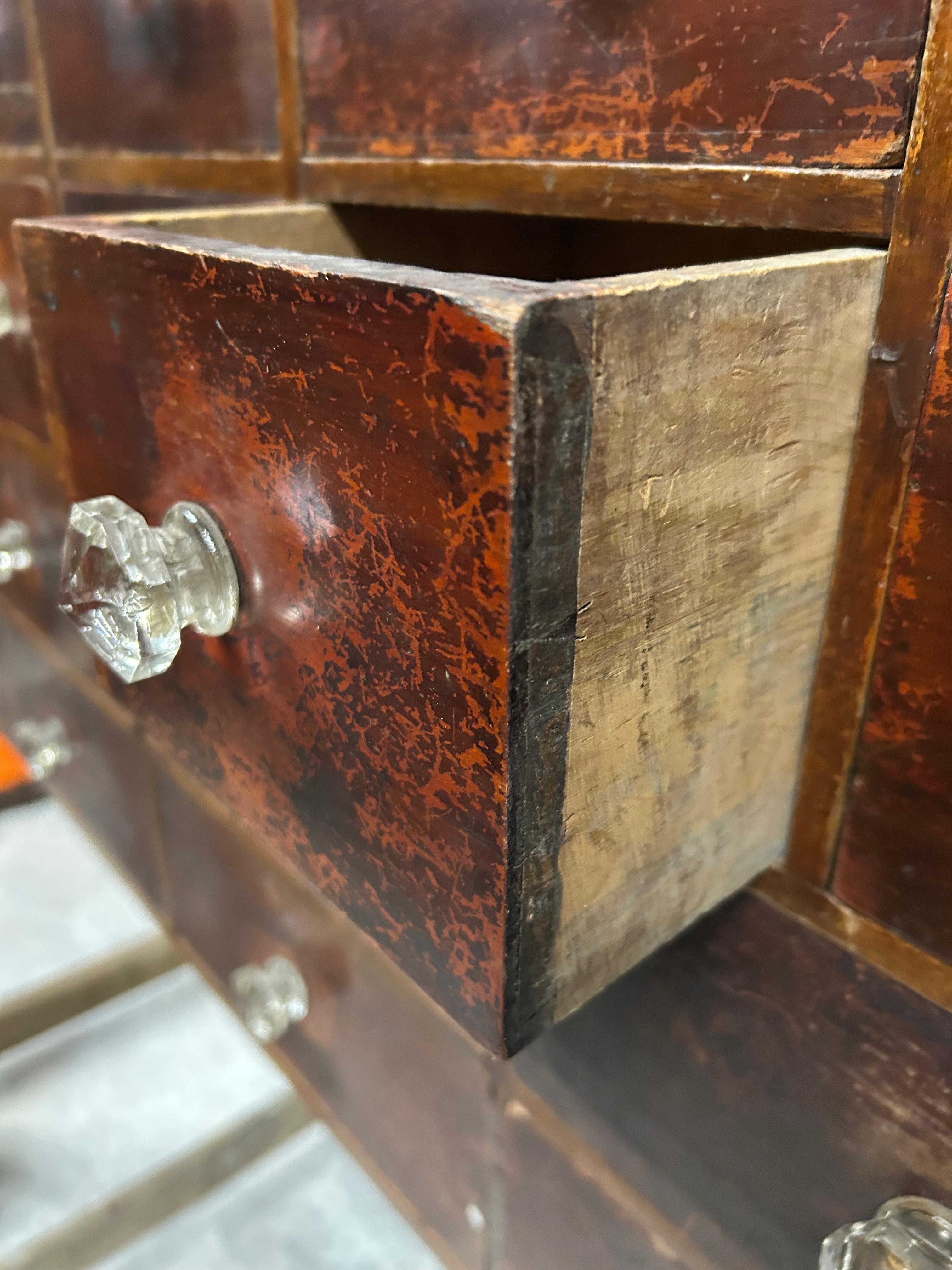 Intagliato a mano Antico banco di cassetti in mogano vittoriano per farmacia in vendita