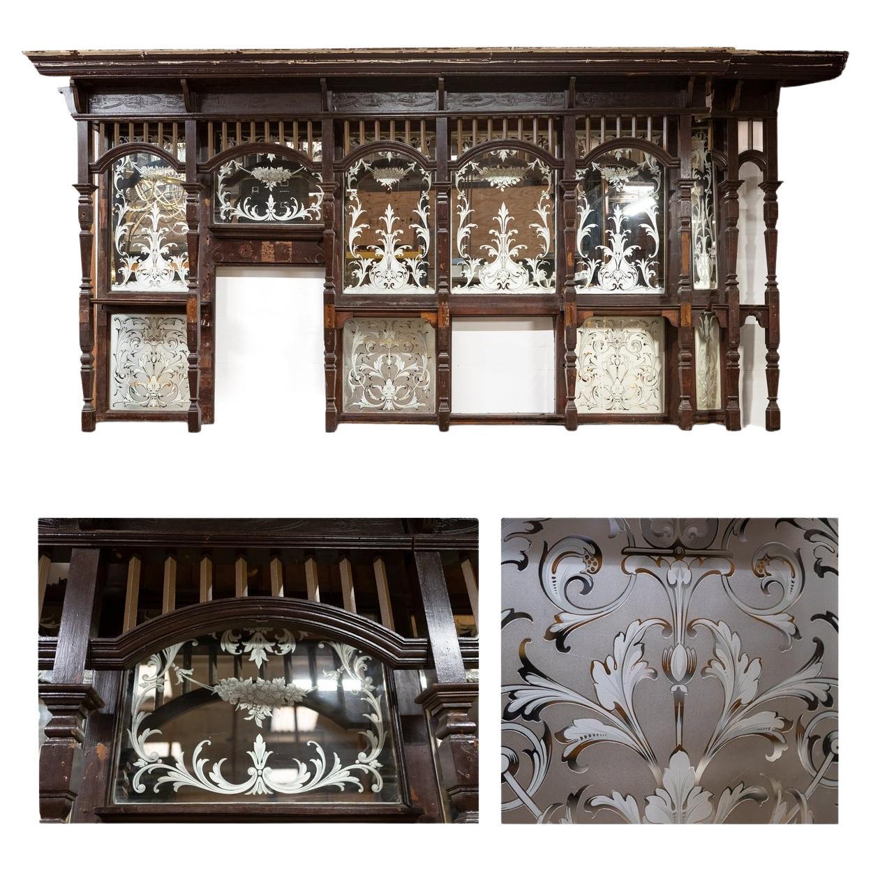 Antico bar vittoriano con schienale in mogano  Retrofitting con specchio inciso in vendita