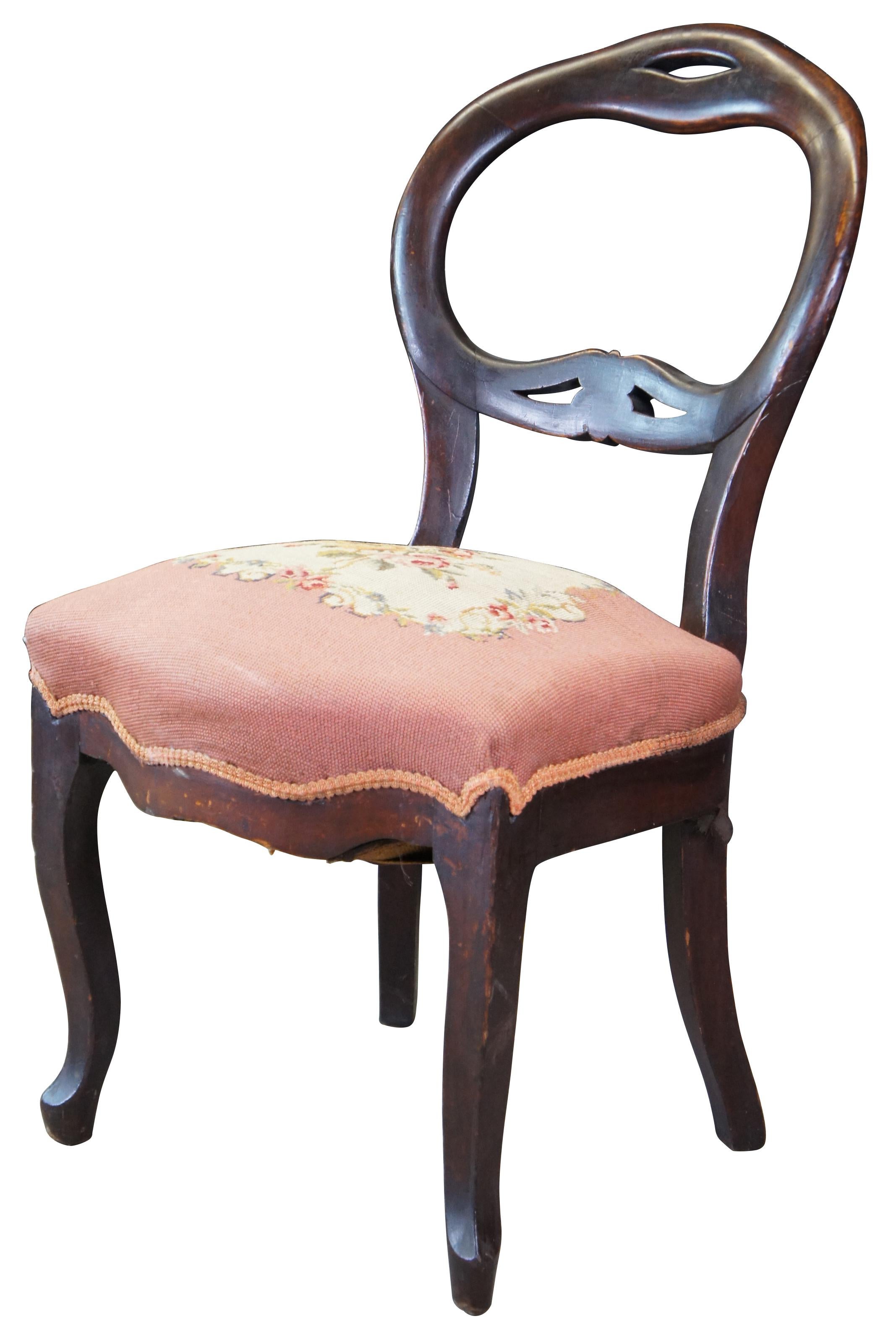 Antiker viktorianischer Mahagoni-Stuhl mit Ballonrückenlehne und Sitz aus Nadelspitze. Maßnahme: 35