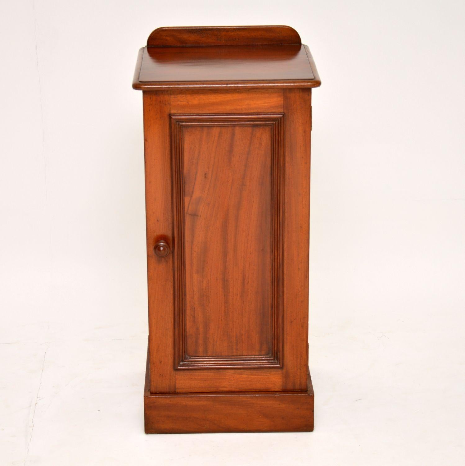 Antique Victorian mahogany bedside cabinet which could be used anywhere in the home. It’s in good original condition and is a very practicable piece of furniture. This cabinet has the original back gallery, a panelled door, plenty of storage and