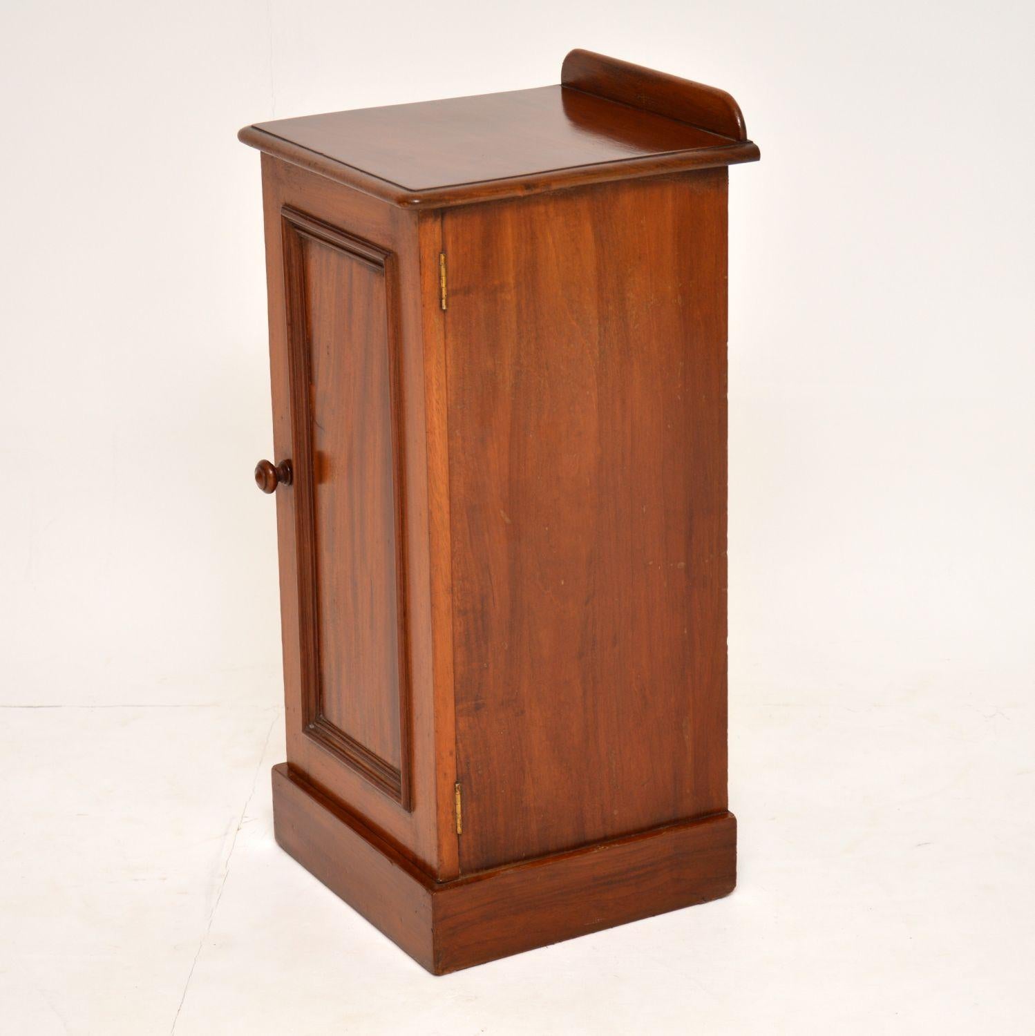Antique Victorian Mahogany Bedside Cabinet In Good Condition In London, GB