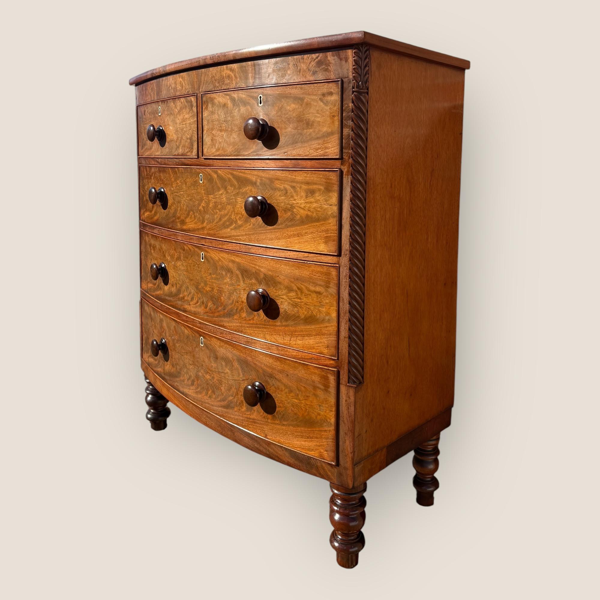 Antique Victorian Mahogany Bow Front Chest of Drawers with Wooden Handles In Good Condition For Sale In King's Lynn, GB
