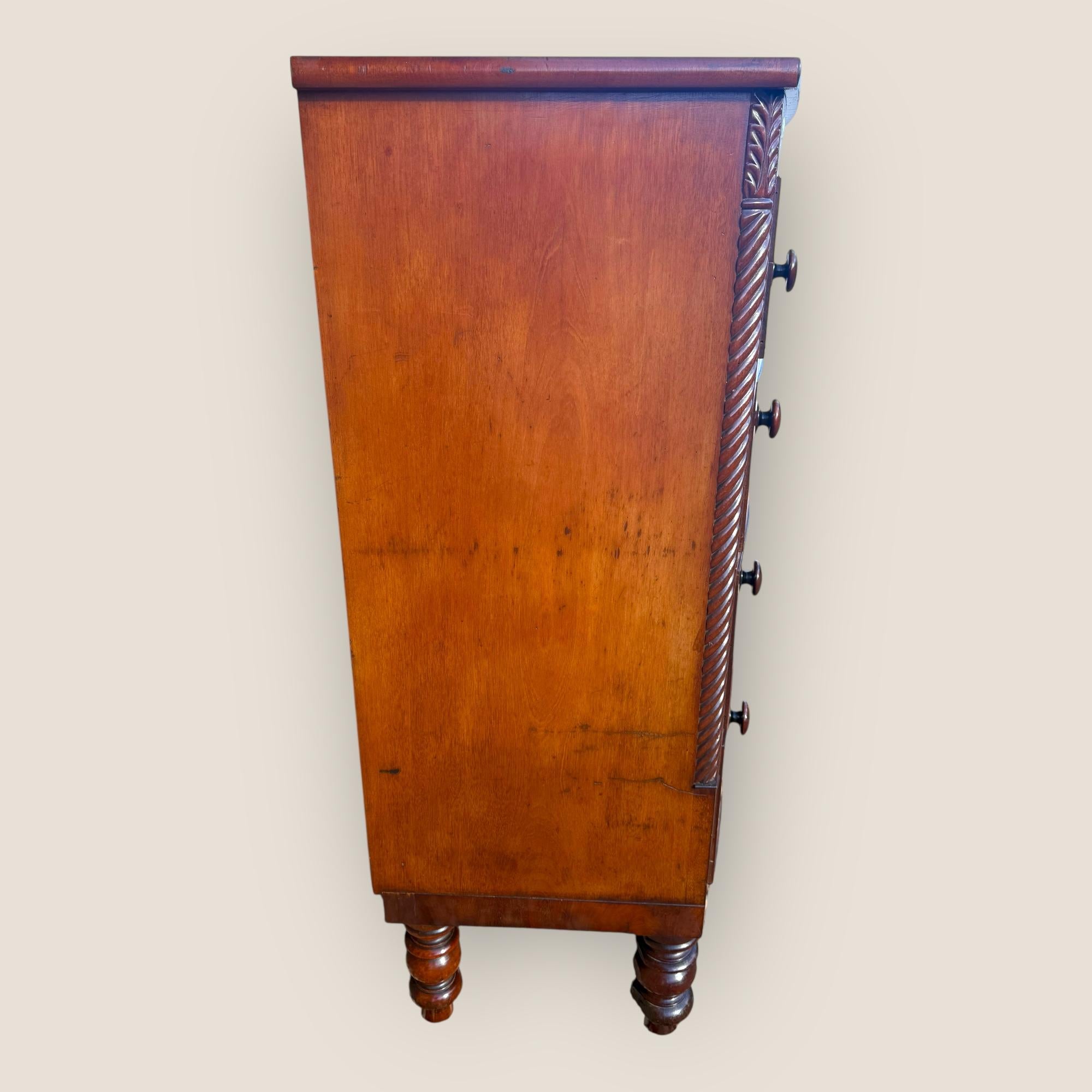 Antique Victorian Mahogany Bow Front Chest of Drawers with Wooden Handles For Sale 2
