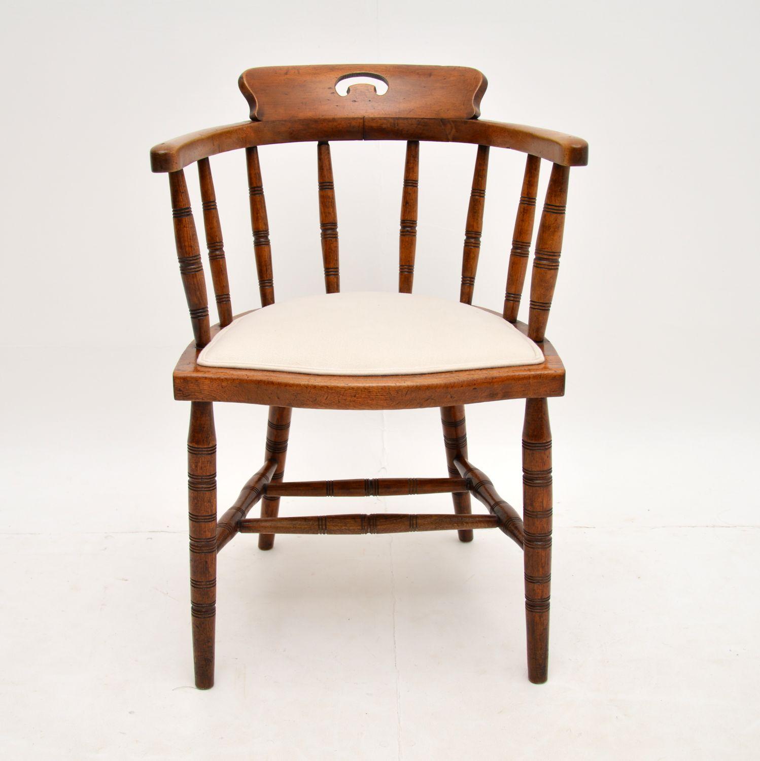 A smart and comfortable antique Victorian desk chair in solid mahogany. This dates from around the 1880-1890 period.

It is of excellent quality, with beautifully turned mahogany supports, turned legs, turned stretchers and a pierced back.

We