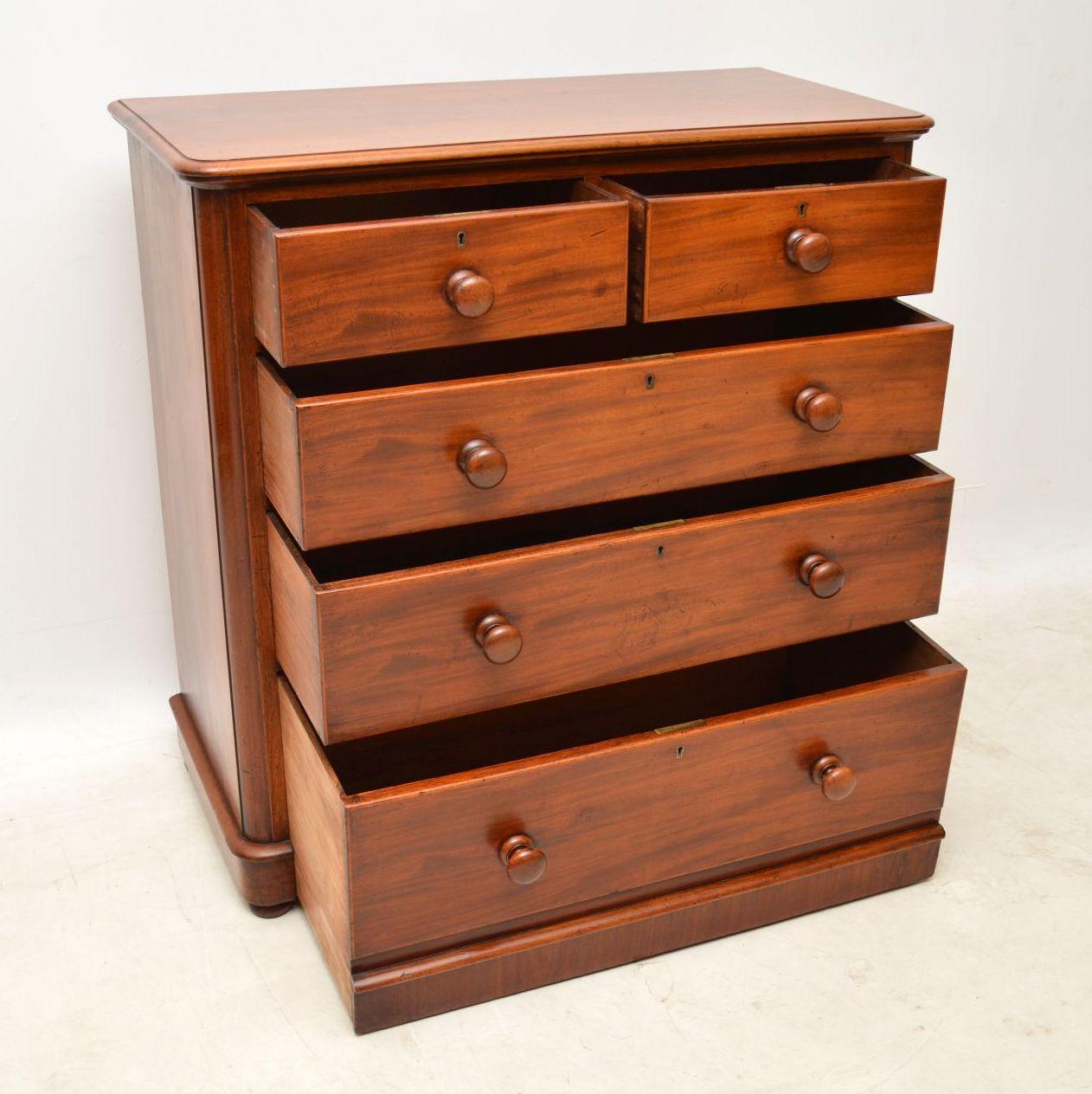 High quality antique Victorian mahogany chest of drawers, with a solid mahogany top, round corners, deep graduated drawers, mahogany bun handles and locks in all the drawers. It has a great original color and is free from any warps or splits in the
