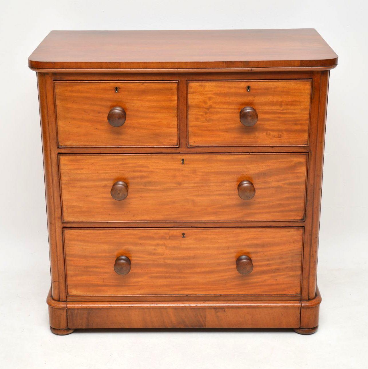 This antique Victorian mahogany chest of drawers dating to the 1860s-1880s period is of the smaller variety and quite rare to find in this size. It’s in good original condition with all the drawers working well. The drawers have turned bun handles,
