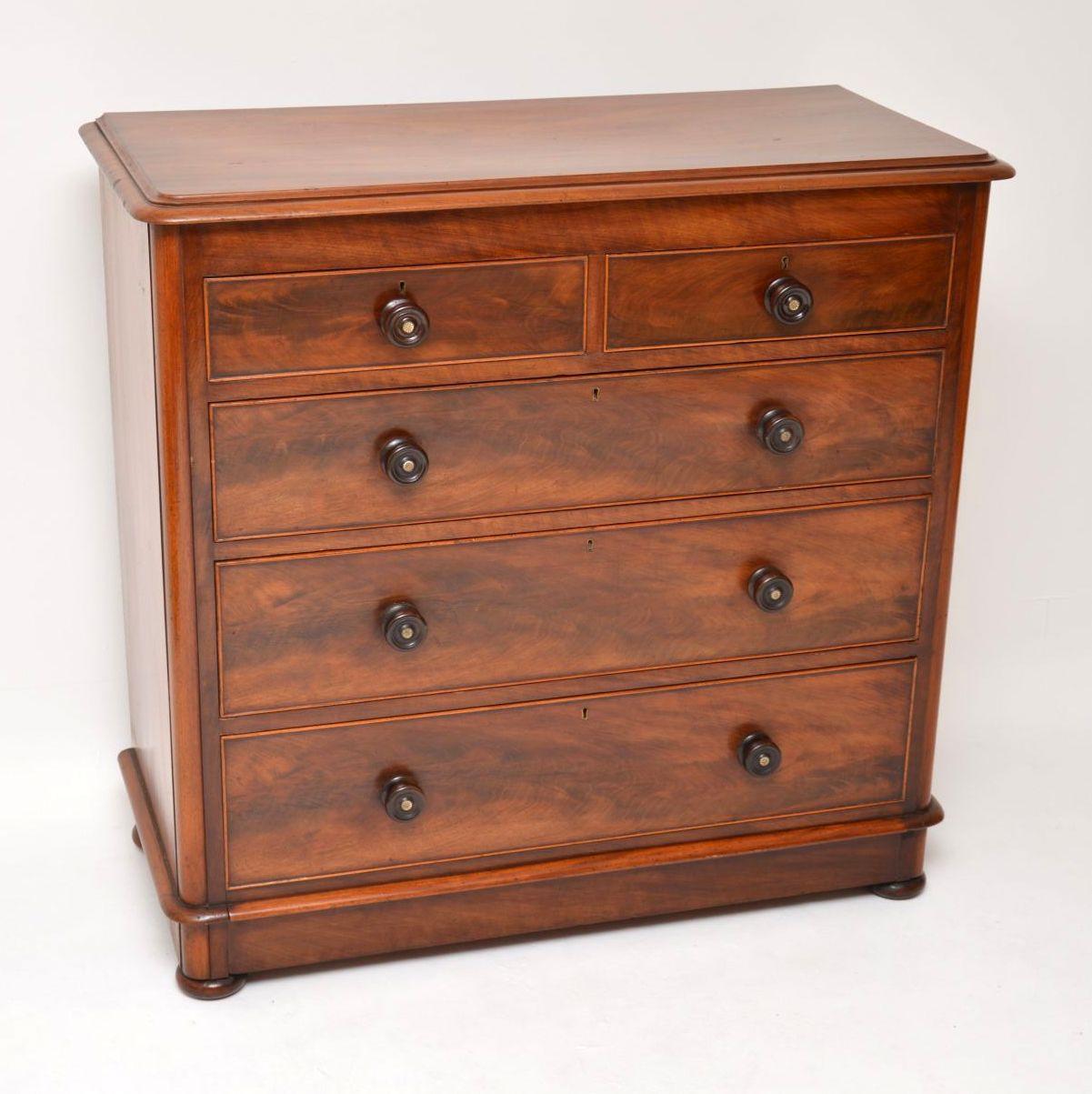 High quality antique early Victorian mahogany chest of drawers in excellent original condition, free from splits or warps. All the drawers are graduated in depth and have flame mahogany fronts, with locks and original turned handles with mother of