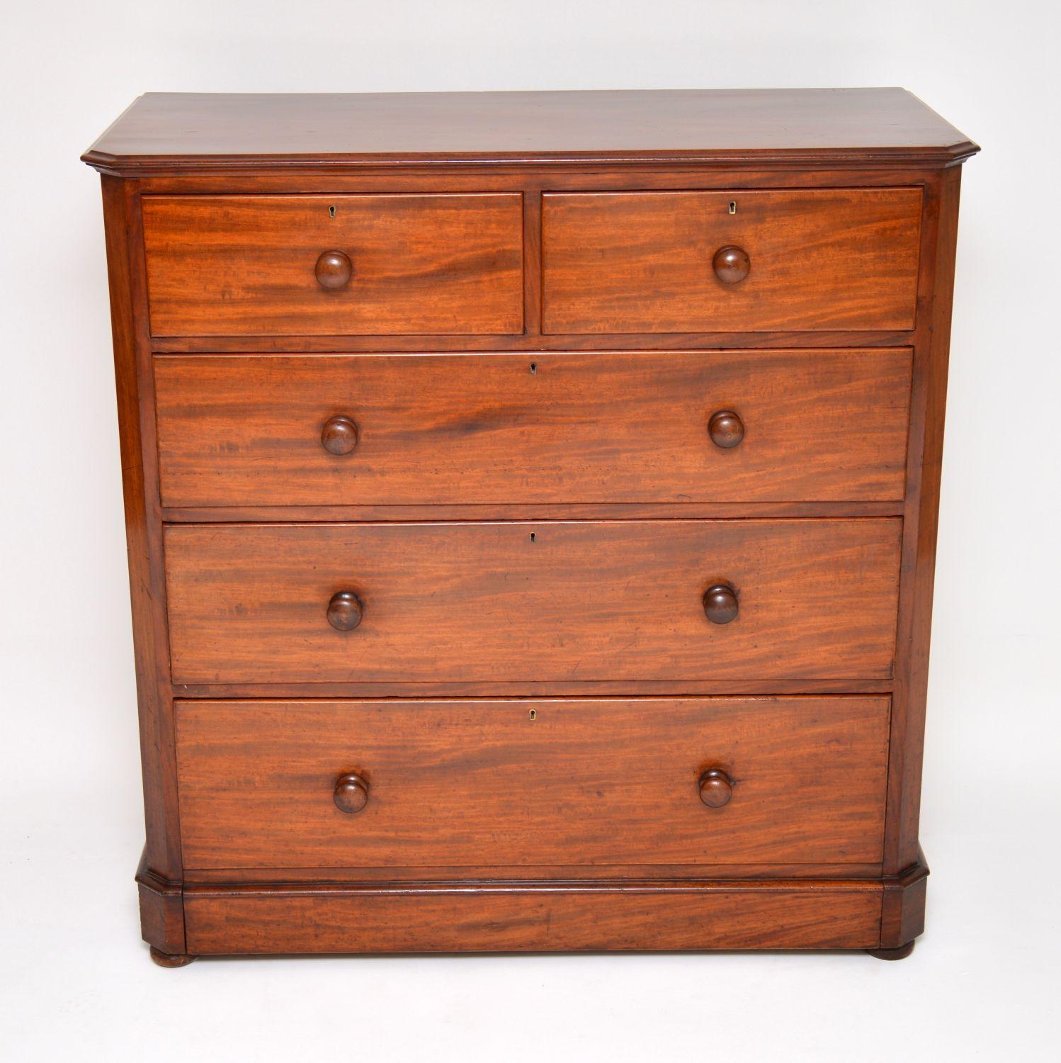 This large antique early Victorian mahogany chest of drawers is of very high quality and is in excellent original condition. The top two drawers have a very unusual and useful feature of double compartments in the form of sliding drawer trays