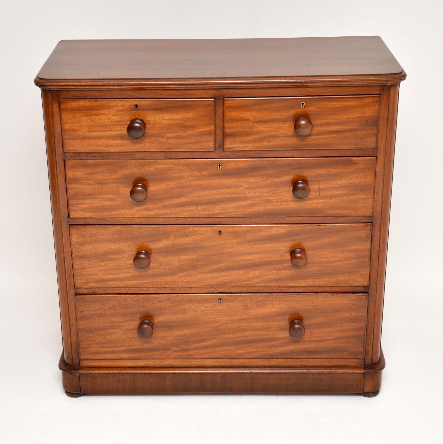 Fine quality Victorian mahogany chest of drawers in excellent original condition and dating to circa 1860s-1870s period.

It has a solid mahogany top and sits on a plinth base which incorporates the extra deep bottom drawer. The front corners are