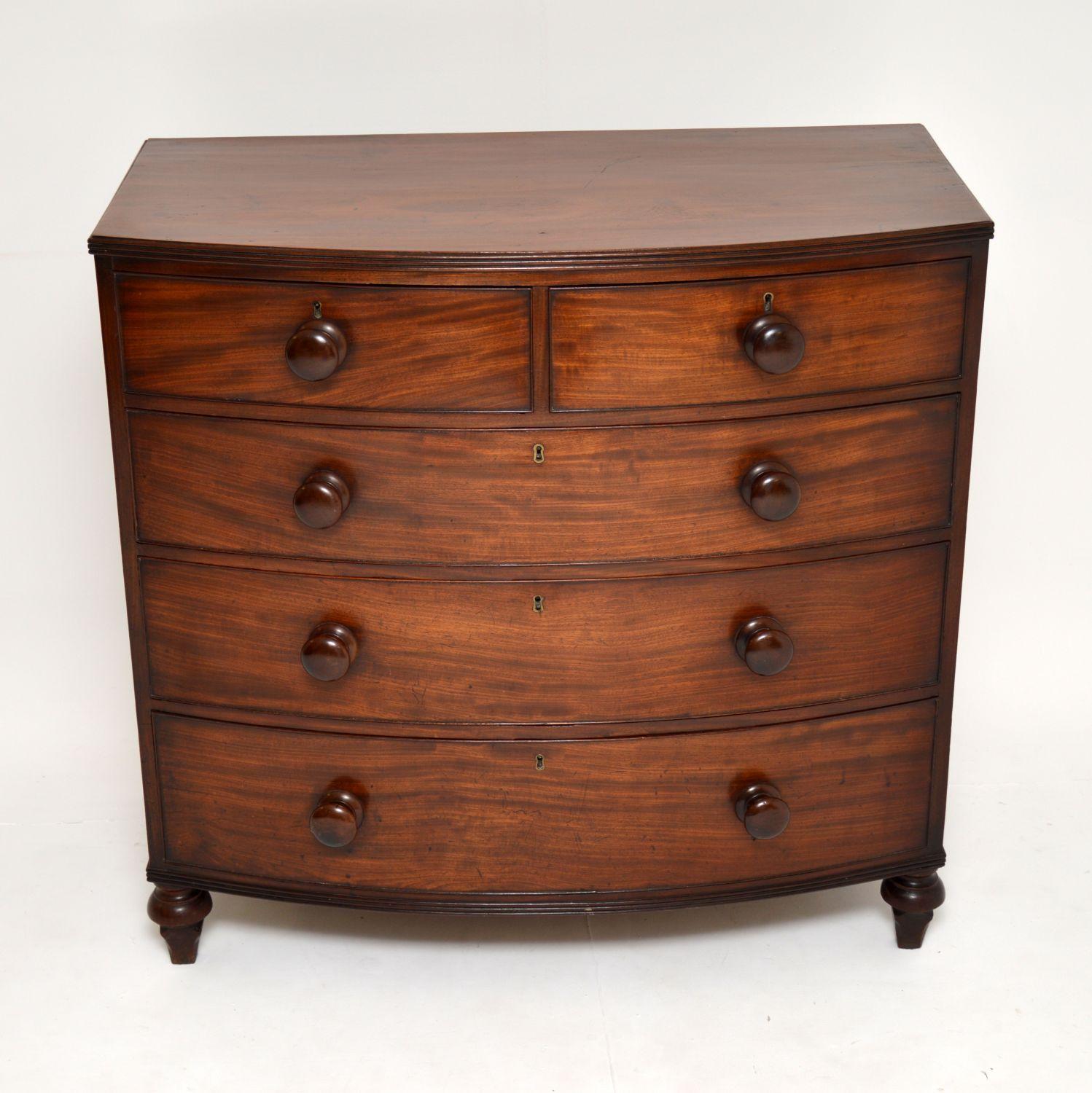 A wonderful antique mahogany bow fronted chest of drawers from the early Victorian period. This dates from circa 1840-1850.

The quality is superb, with reeded top and bottom edges and beautifully turned handles and feet. The drawers are solid