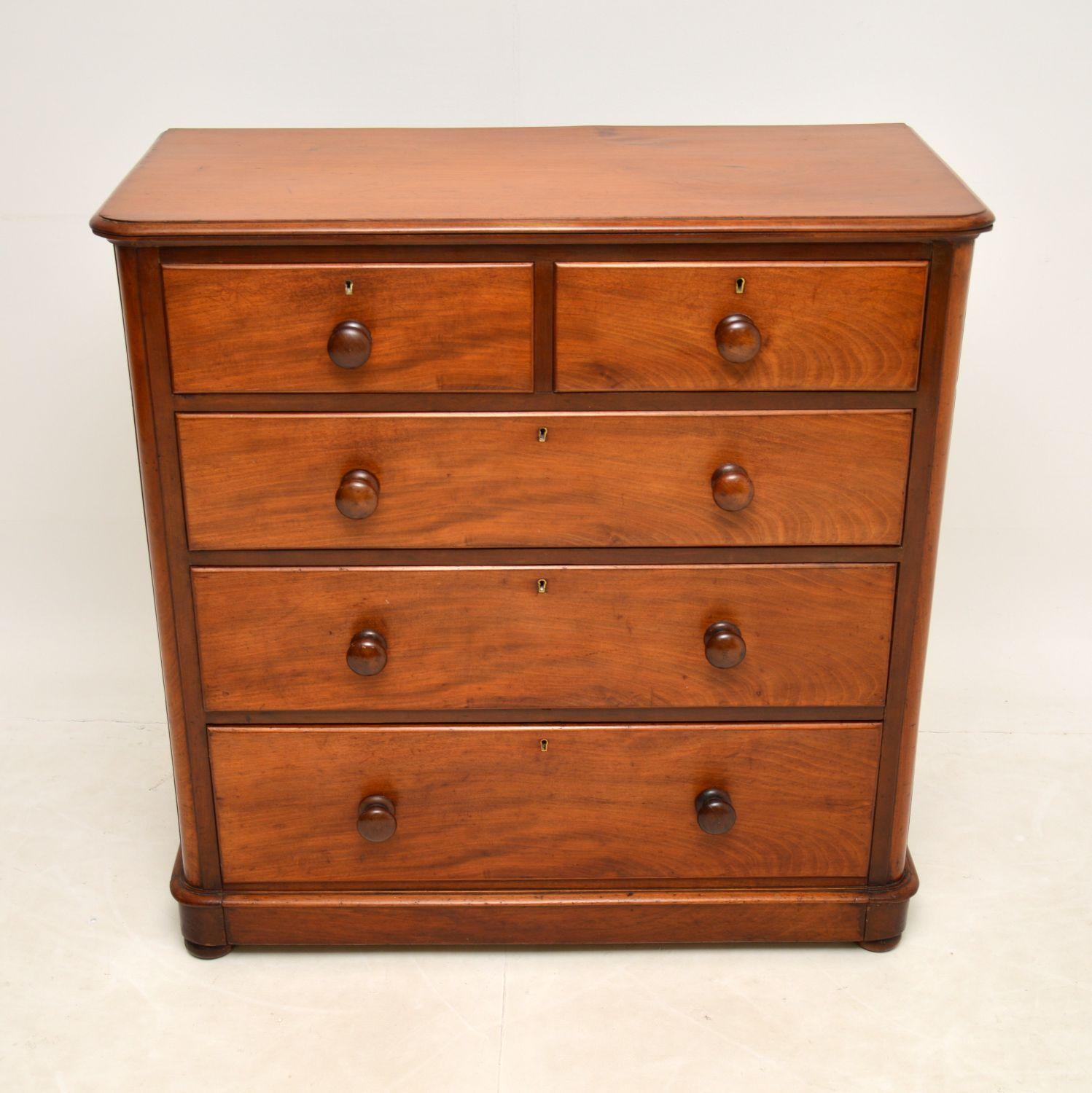 An excellent Victorian period chest of drawers in mahogany. This was made in England, it dates from round 1860-1880.

The quality is fantastic, with a solid top, wonderful turned handles, plinth base on small bun feet and fine dovetailed joints in