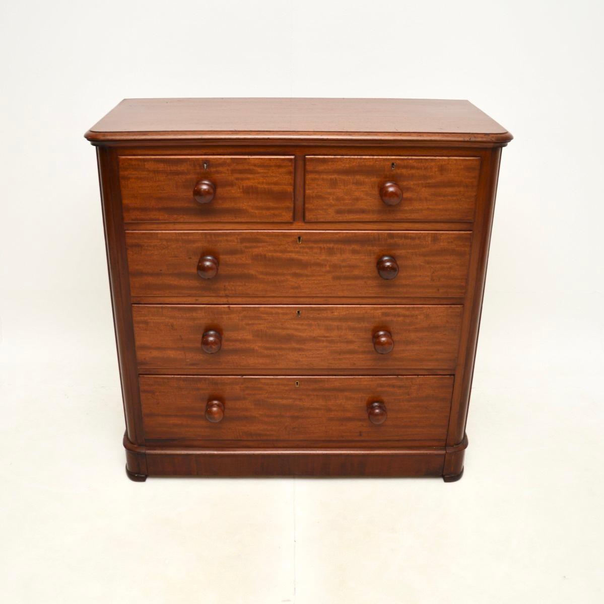 Une commode victorienne ancienne, élégante et extrêmement bien faite. Fabriqué en Angleterre, il date des années 1860-1880.

La qualité est exceptionnelle, c'est un article bien conçu et très utile avec beaucoup d'espace de rangement. Le tiroir
