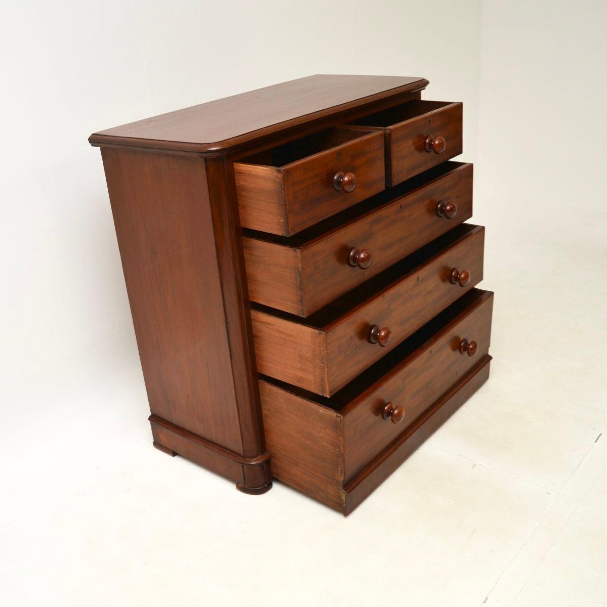 Britannique Ancienne commode victorienne en acajou en vente