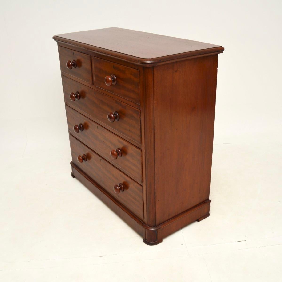 Ancienne commode victorienne en acajou Bon état - En vente à London, GB