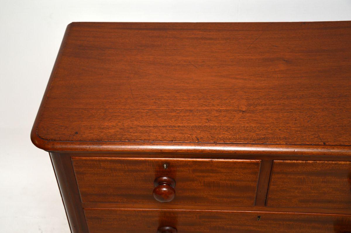Milieu du XIXe siècle Ancienne commode victorienne en acajou en vente