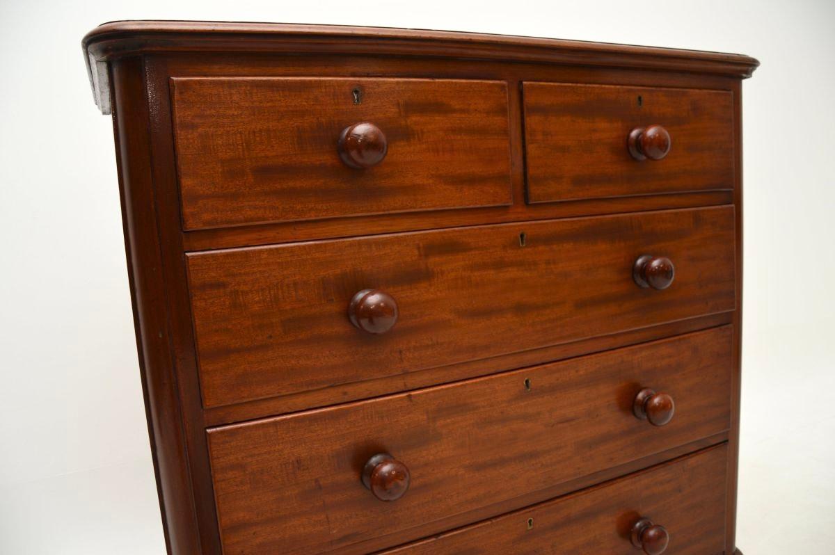 Ancienne commode victorienne en acajou en vente 1