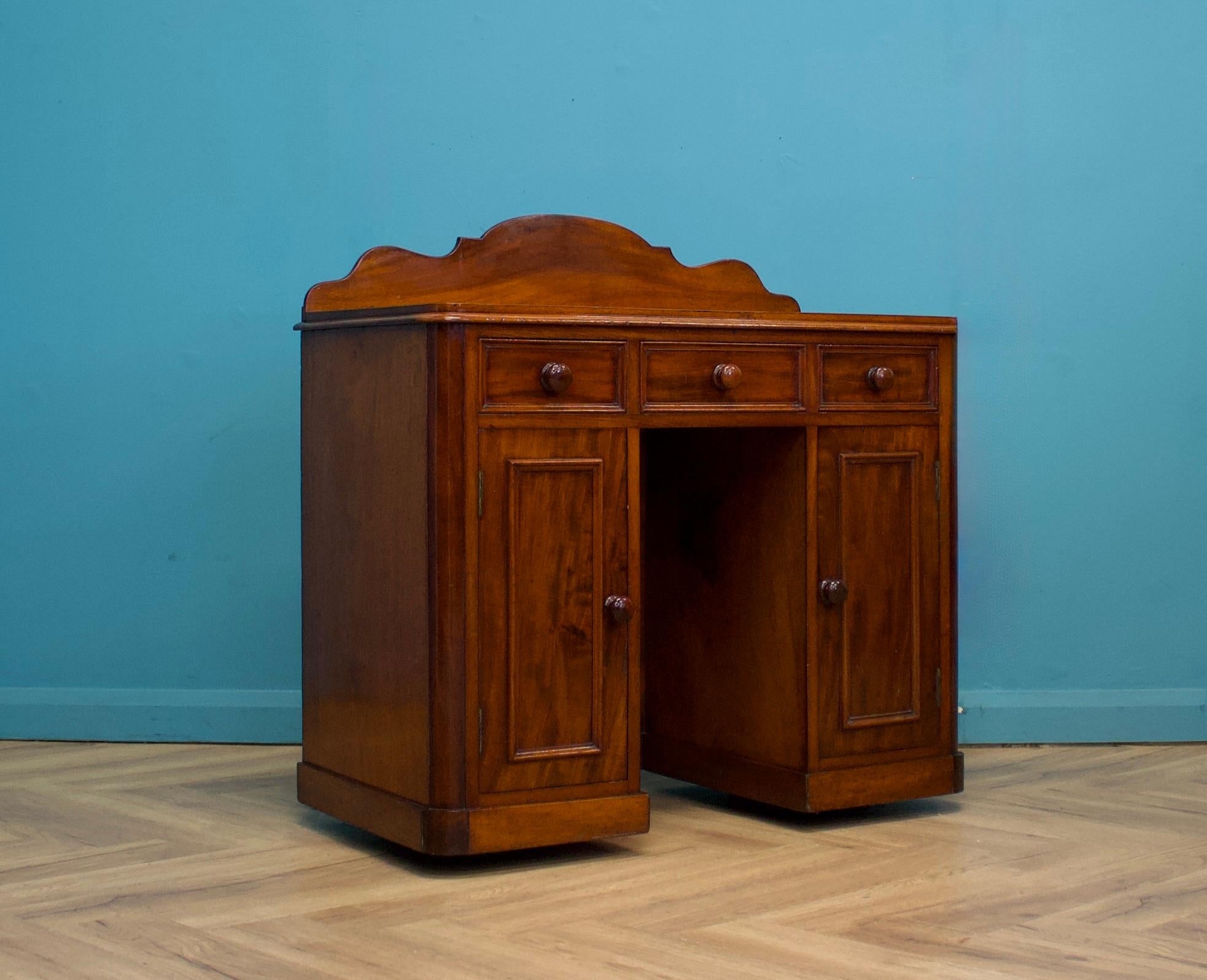 Un bureau victorien en acajou de petites proportions, vers les années 1880.

Il comprend deux armoires et trois tiroirs, et repose sur des roulettes.