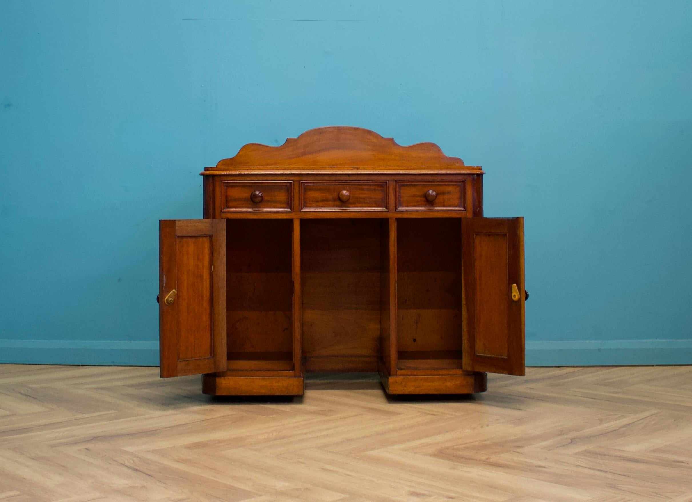 Victorien Ancien bureau compact victorien en acajou, années 1880 en vente