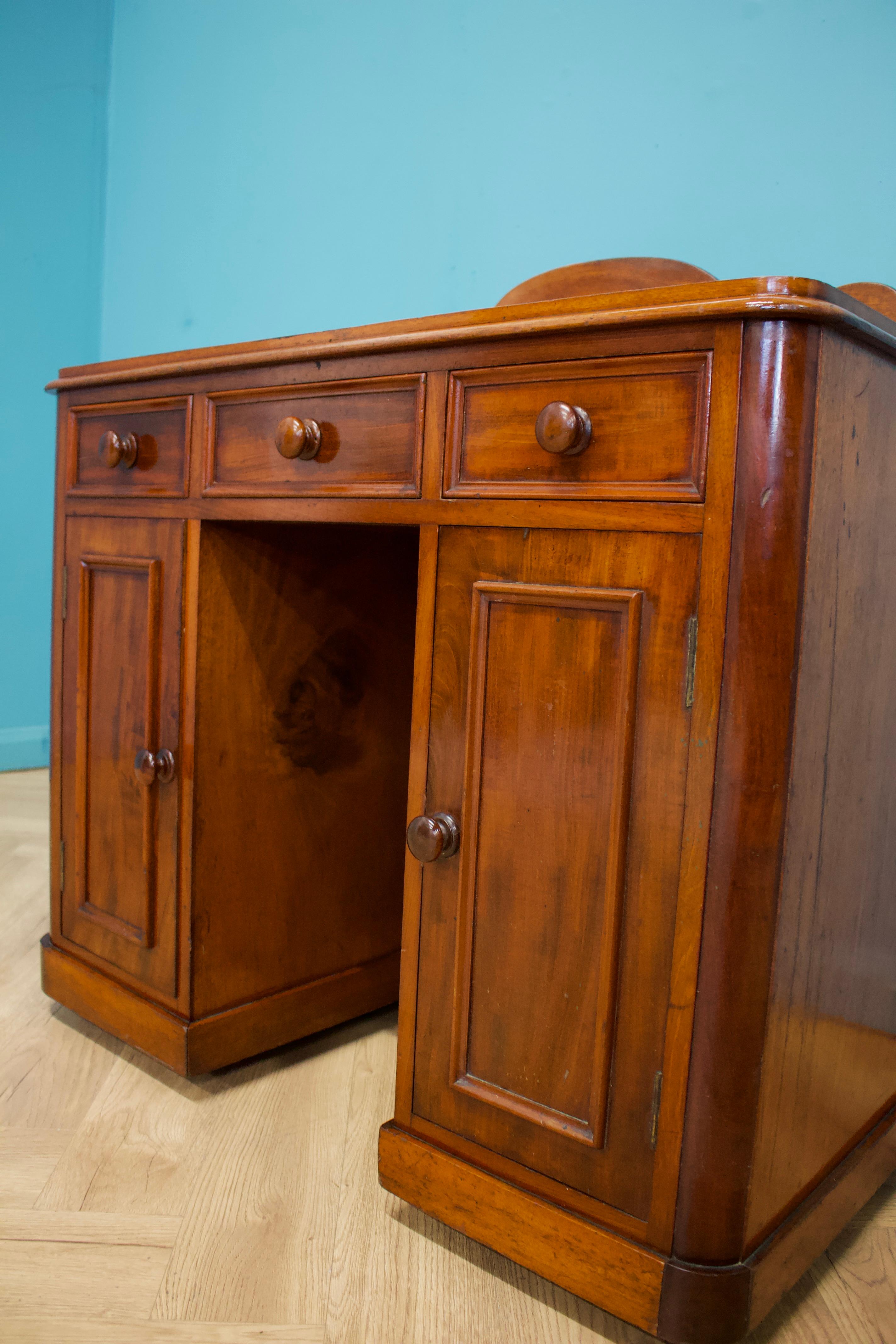 Placage Ancien bureau compact victorien en acajou, années 1880 en vente