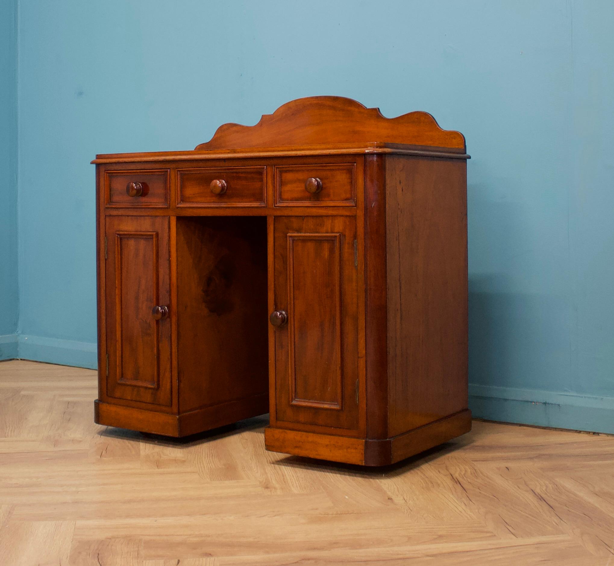 Fin du XIXe siècle Ancien bureau compact victorien en acajou, années 1880 en vente