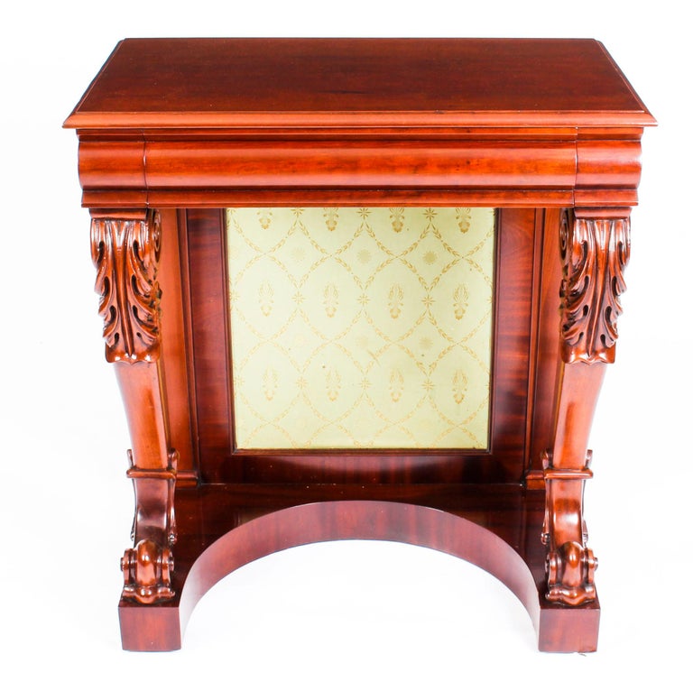 This is a gorgeous antique English Victorian mahogany console table, circa 1860 in date.

This graceful console table has a useful frieze drawer and an elegant moulded edge above a superb quality frieze. The front legs with carved scroll supports