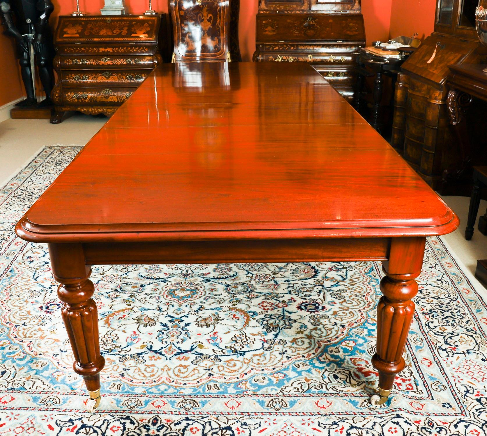 Antique Victorian Mahogany Dining Tabl 19th C & 12 Bar back dining chairs In Good Condition For Sale In London, GB