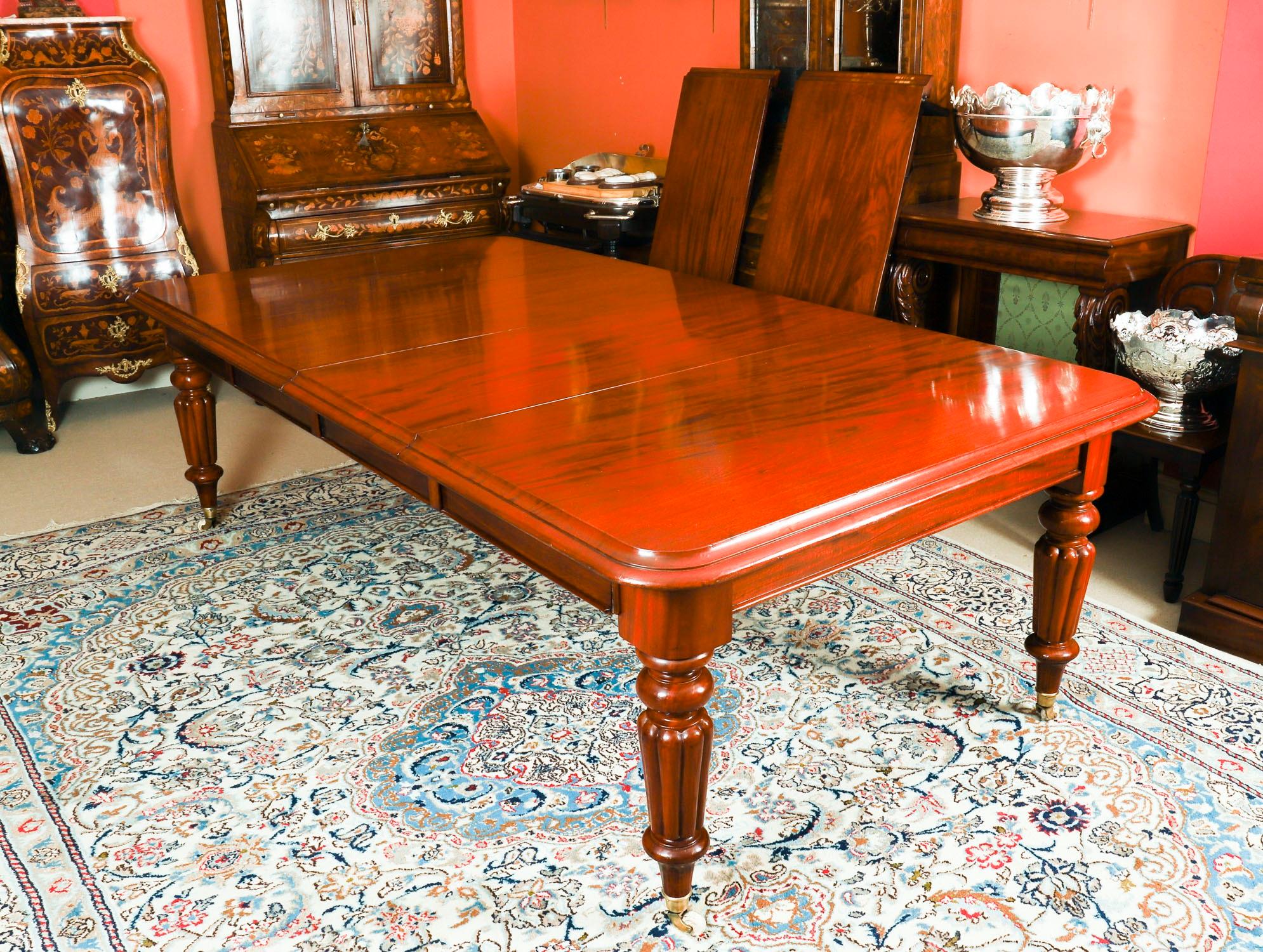 Antique Victorian Mahogany Dining Tabl 19th C & 12 Bar back dining chairs For Sale 1