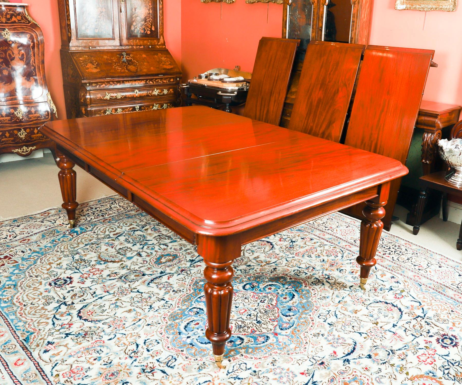 Antique Victorian Mahogany Dining Tabl 19th C & 12 Bar back dining chairs For Sale 2