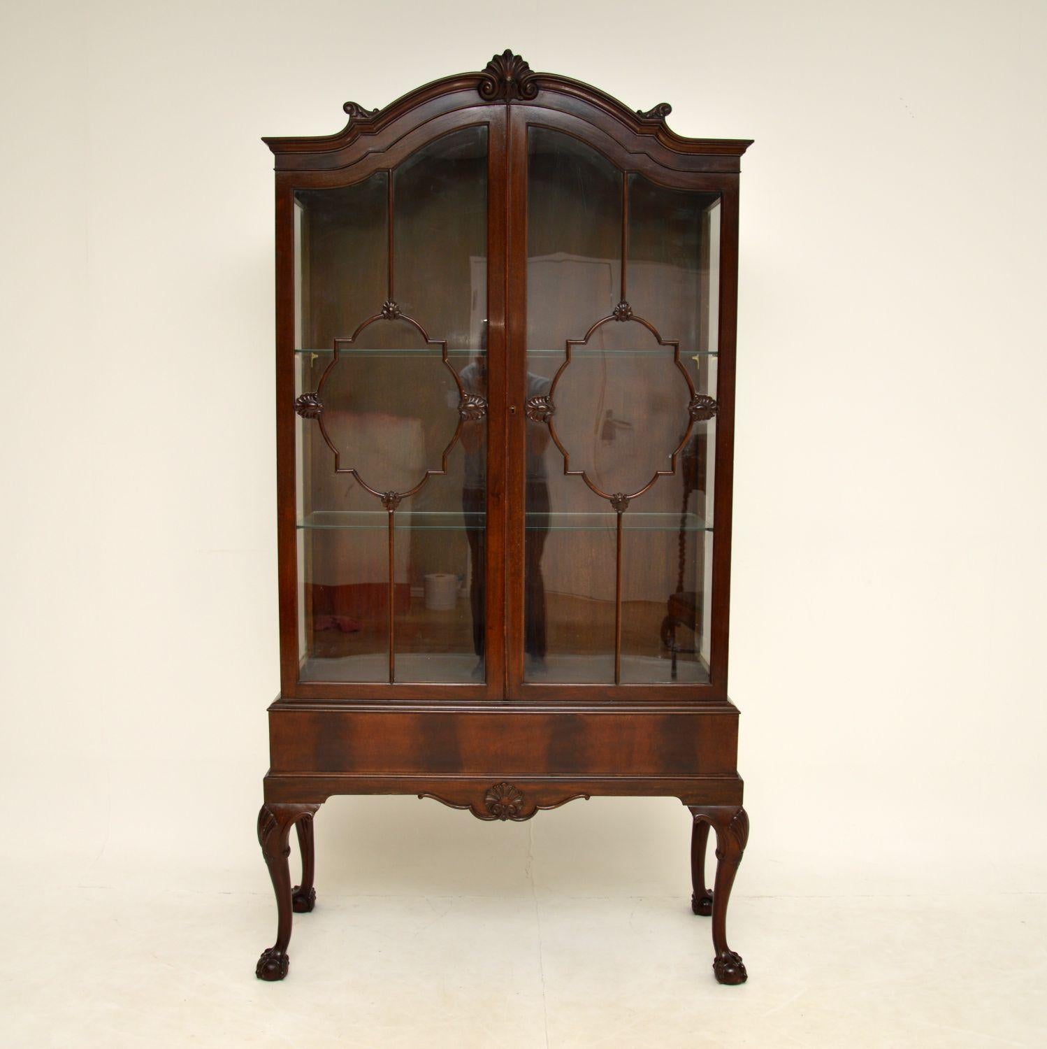 A beautiful and very well made antique Chippendale style mahogany display cabinet. This was made in England & dates from around the 1880-1900 period.

It is of extremely fine quality, with wonderful astral glazed doors. The base has excellent