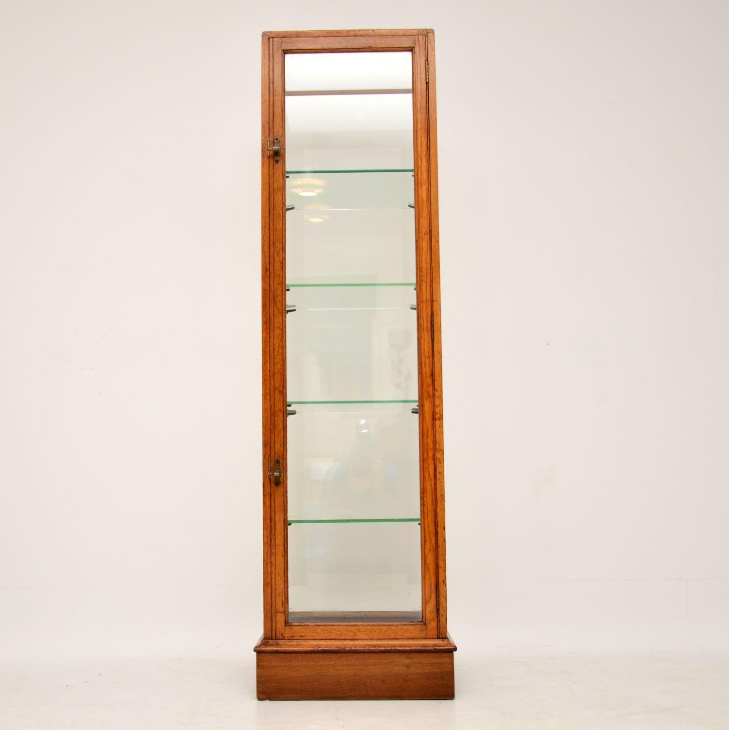 Fine quality antique Victorian solid mahogany showcase in excellent original condition. I believe it was possible made as a shop fitting, but because it’s quite small, it would work well in the home. The cabinet makers F. Maund & E. Berg were well