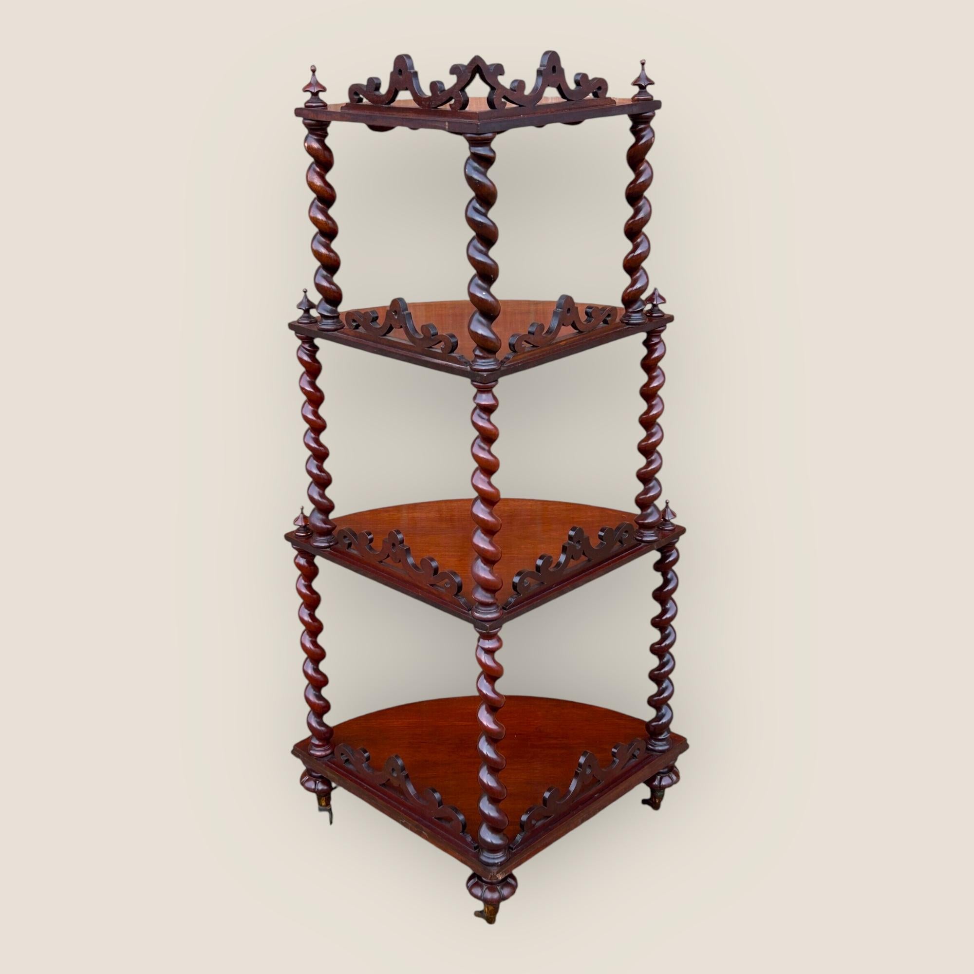 Britannique Ancienne étagère d'angle Whatnot à quatre niveaux en acajou victorien sculpté et tourné en vente
