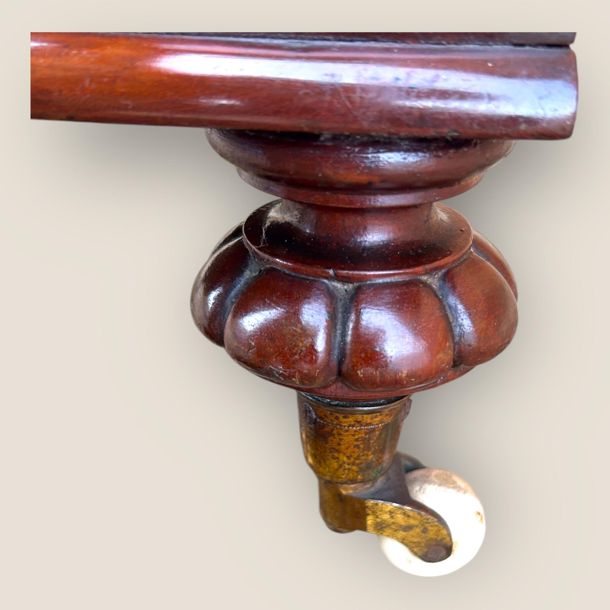 Ancienne étagère d'angle Whatnot à quatre niveaux en acajou victorien sculpté et tourné Bon état - En vente à King's Lynn, GB