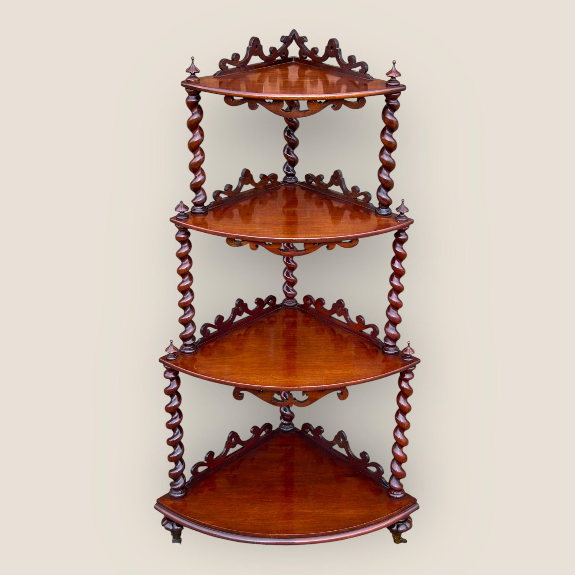 XIXe siècle Ancienne étagère d'angle Whatnot à quatre niveaux en acajou victorien sculpté et tourné en vente