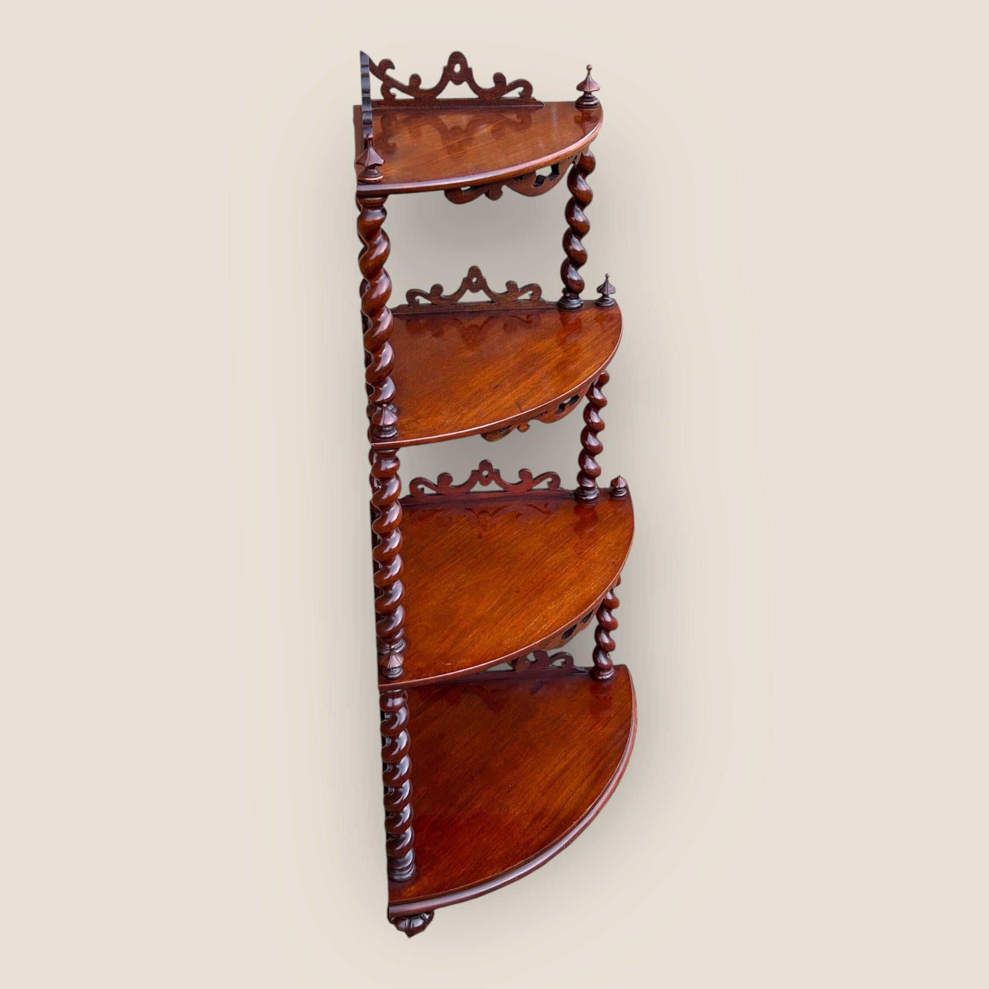Acajou Ancienne étagère d'angle Whatnot à quatre niveaux en acajou victorien sculpté et tourné en vente