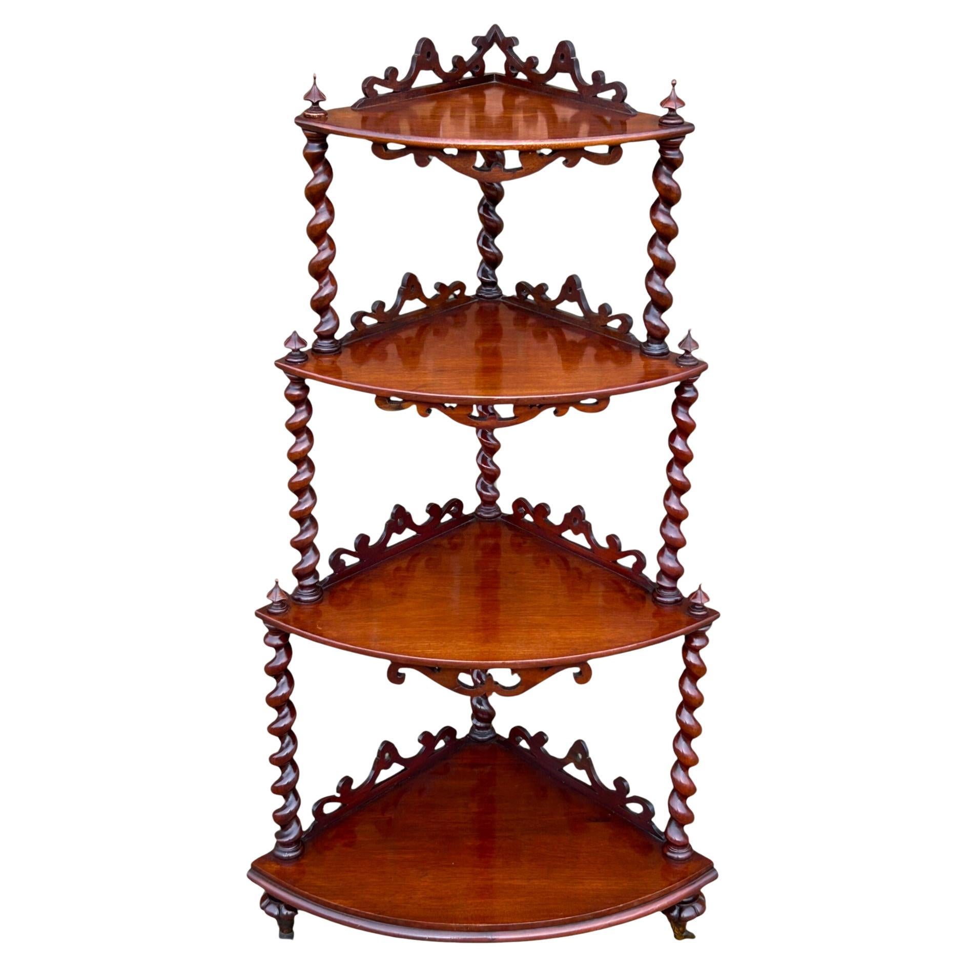 Ancienne étagère d'angle Whatnot à quatre niveaux en acajou victorien sculpté et tourné en vente