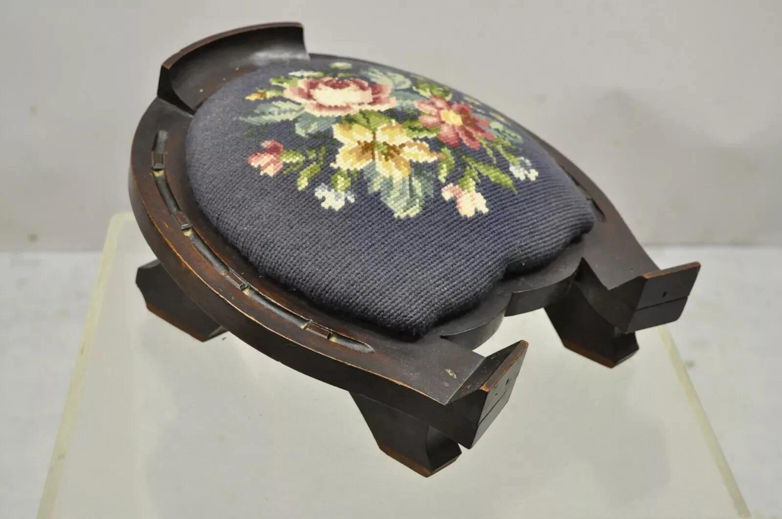 Ancien tabouret Victorien en acajou sculpté en pointe de fer à cheval Tabouret à Goutte Tabouret de Pieds Ottoman. L'objet présente un siège à l'aiguille floral bleu foncé, des détails joliment sculptés, un très bel objet ancien. Circa Early 20th