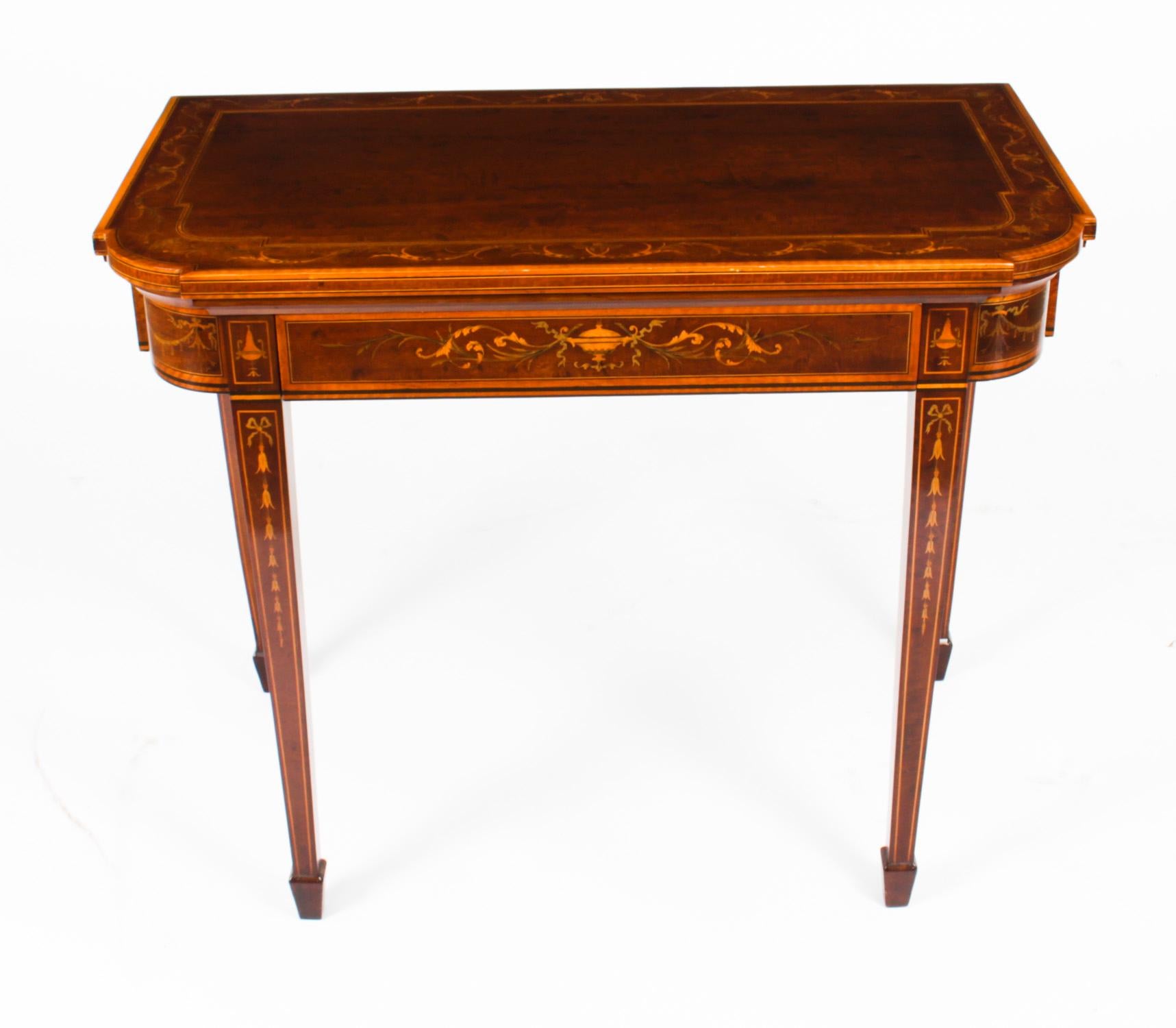 This is a fabulous antique Victorian mahogany, satinwood and marquetry games table in the manner of Edwards & Roberts, circa 1860 in date.

It is made of beautiful flame mahogany and satinwood with elegant satinwood inlaid and penwork floral and
