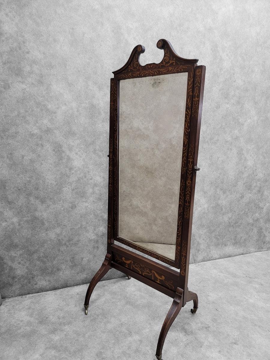 Antique Mirror vittoriano in mogano intarsiato con vetro smussato In condizioni buone in vendita a Chicago, IL