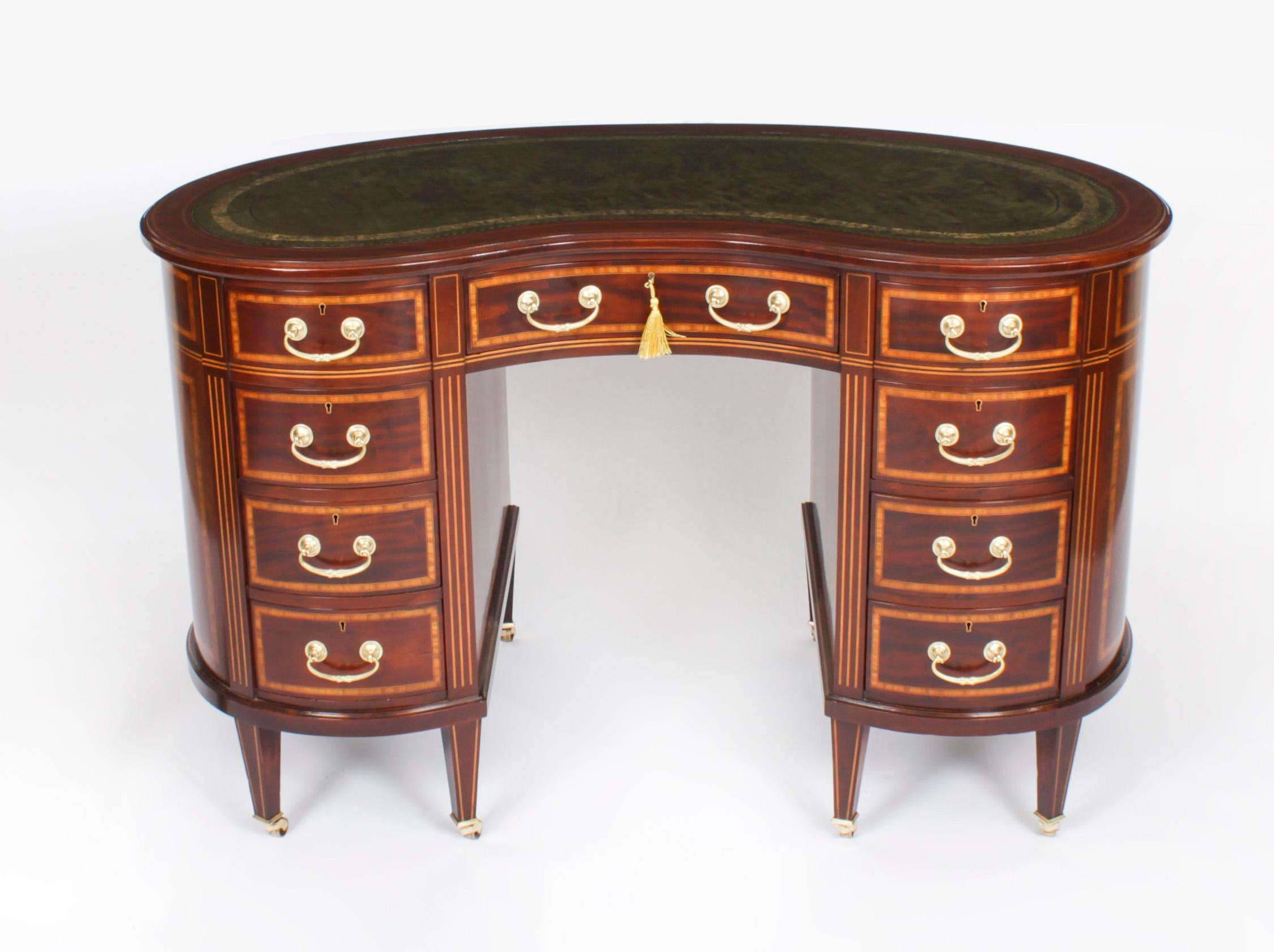 This is a delightful antique Victorian flame mahogany kidney shaped kneehole desk, Circa 1880 in date.

The free standing desk features satinwood and box woodline inlay and banding. The top is inset with a beautiful gold tooled dark green leather