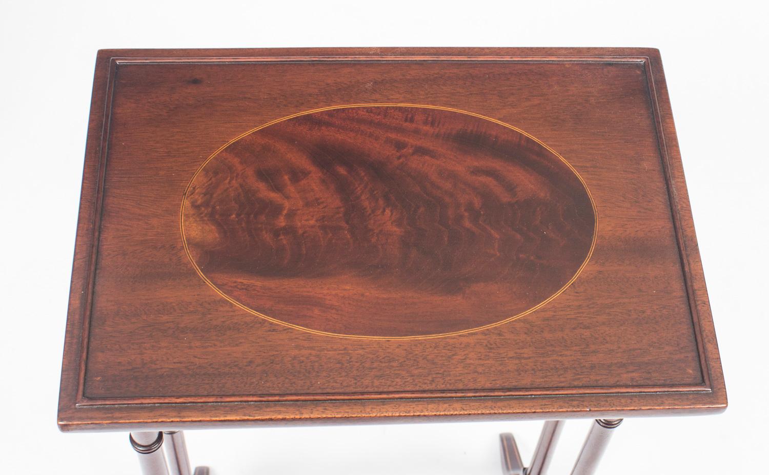 Fin du XIXe siècle Commode victorienne ancienne de 3 tables en acajou incrusté vers 1880 en vente