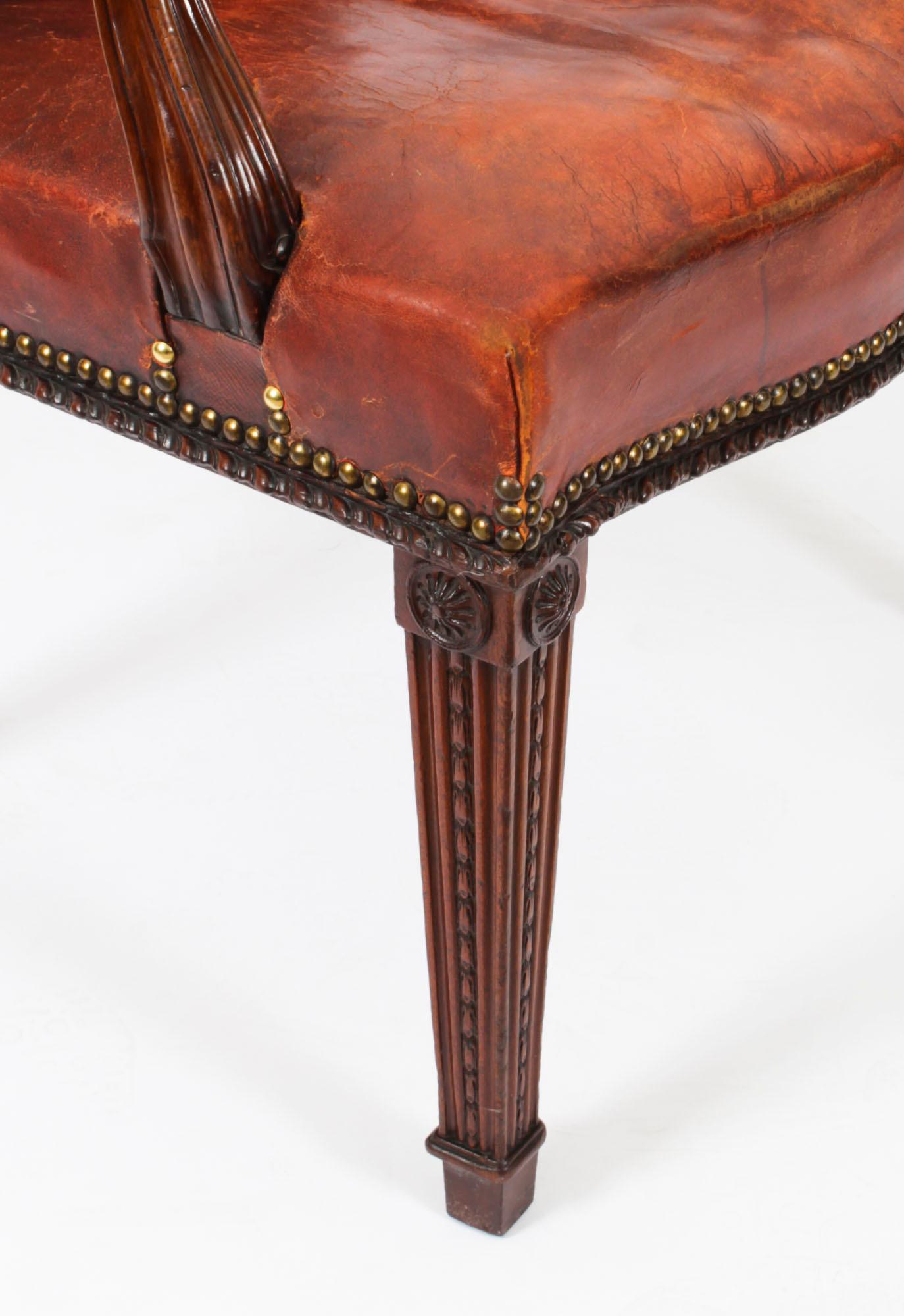 Fauteuil victorien ancien en acajou et cuir du 19ème siècle en vente 4