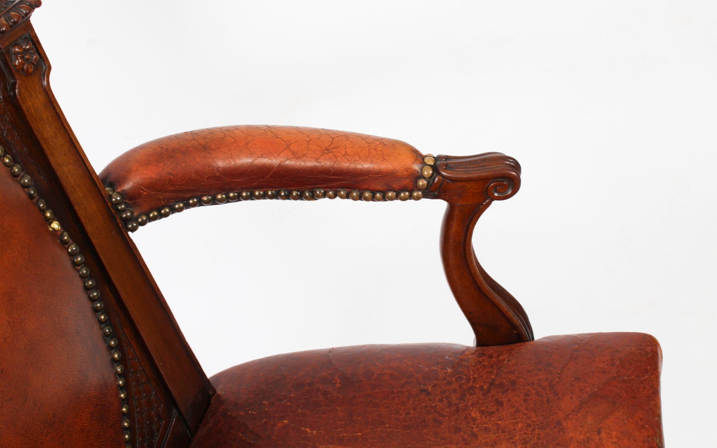 Fauteuil victorien ancien en acajou et cuir du 19ème siècle en vente 1