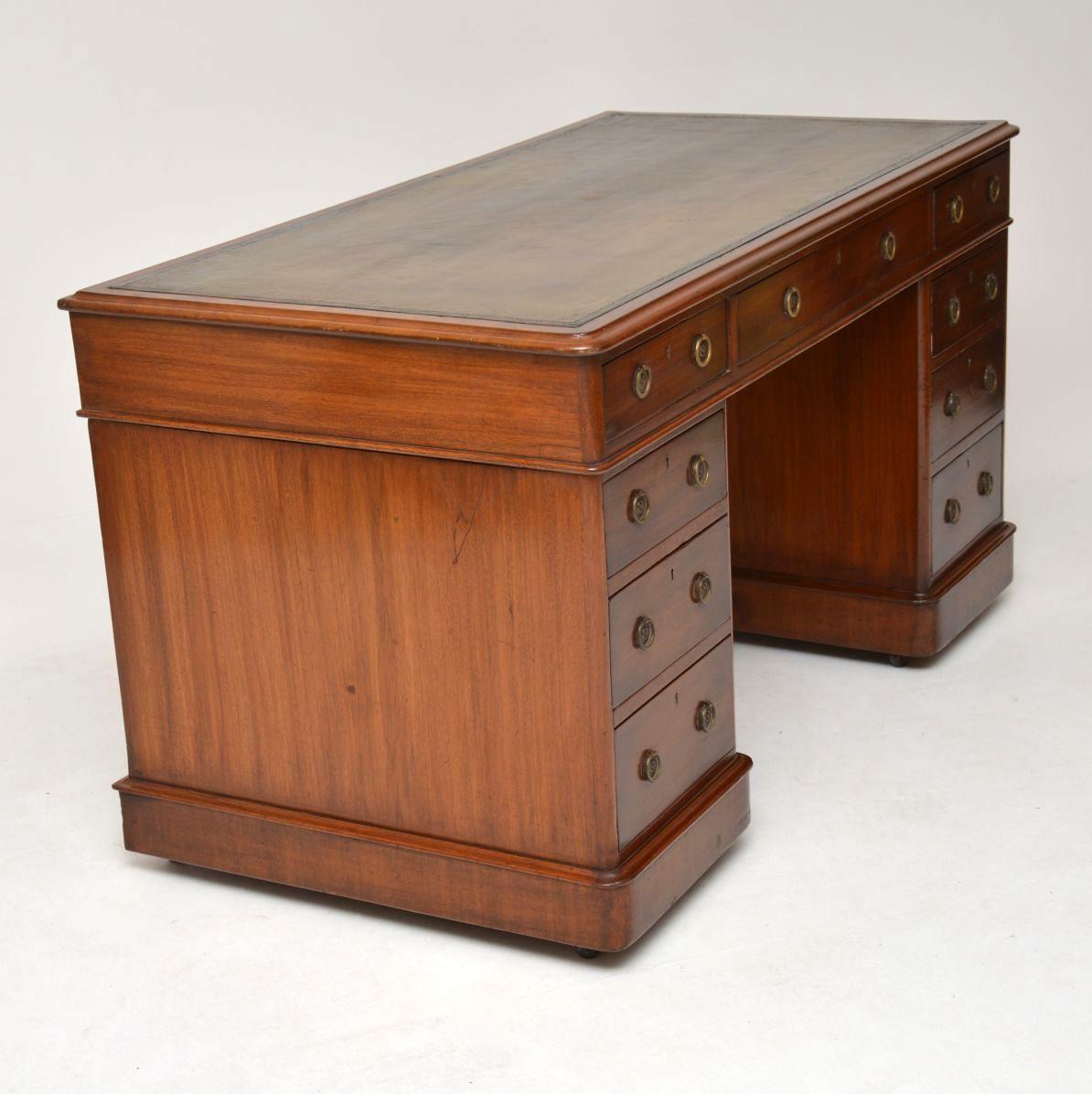 Antique Victorian Mahogany and Leather Pedestal Desk In Good Condition In London, GB