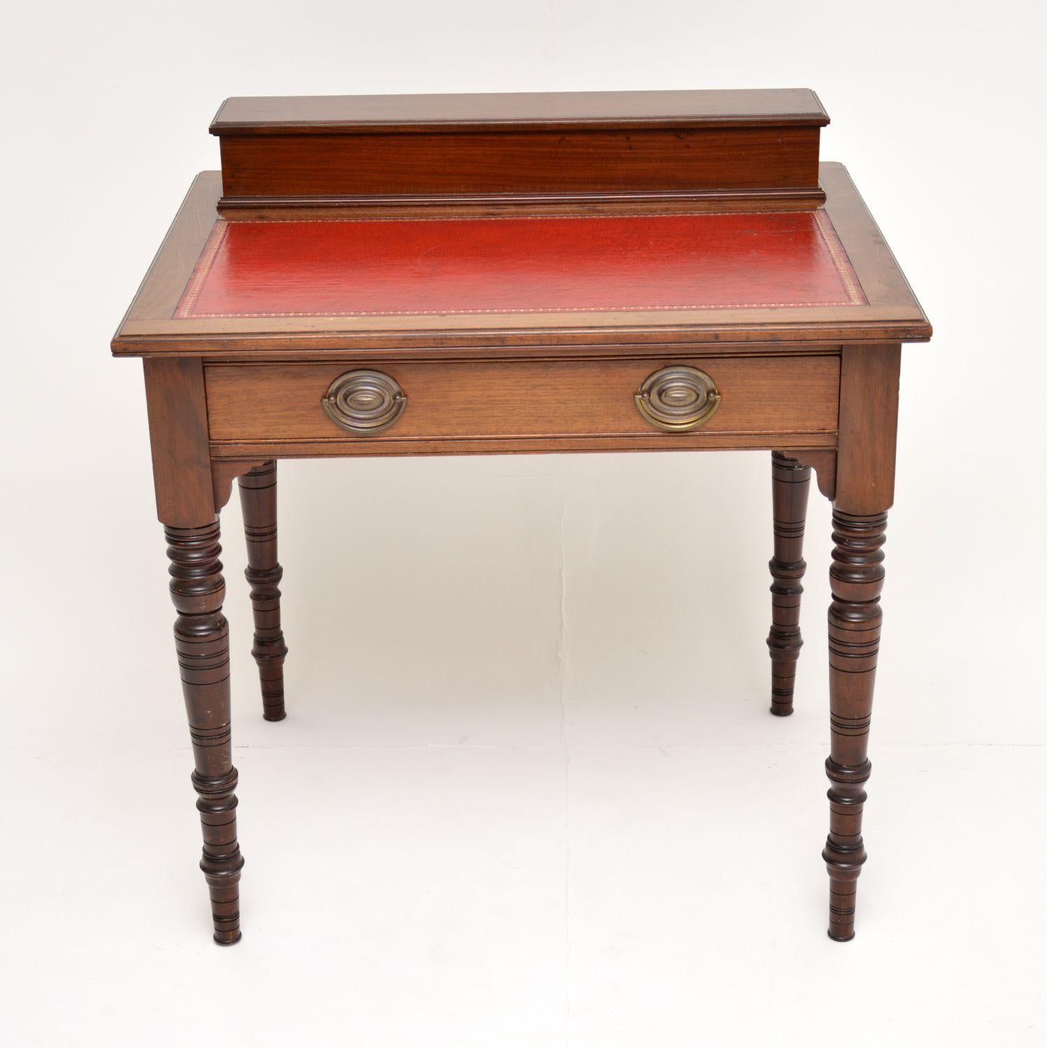 A smart and extremely well made late Victorian writing table in Mahogany with a leather writing surface. This dates from circa 1880s period, it is in wonderful original condition, with only some very minor wear commensurate for age. The tooled red