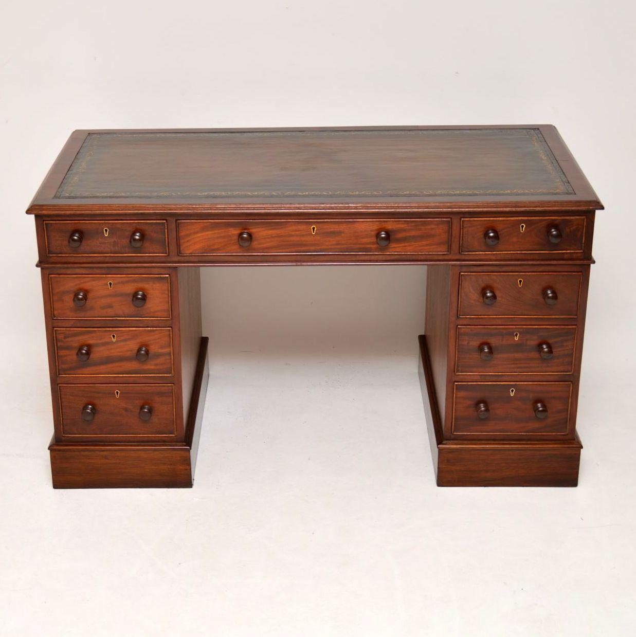 High quality antique Victorian mahogany pedestal desk in excellent condition and dating to circa 1860s period. It has a rich mahogany color and the leather writing surface is hand coloured with a tooled edge. All the drawers are graduated in depth