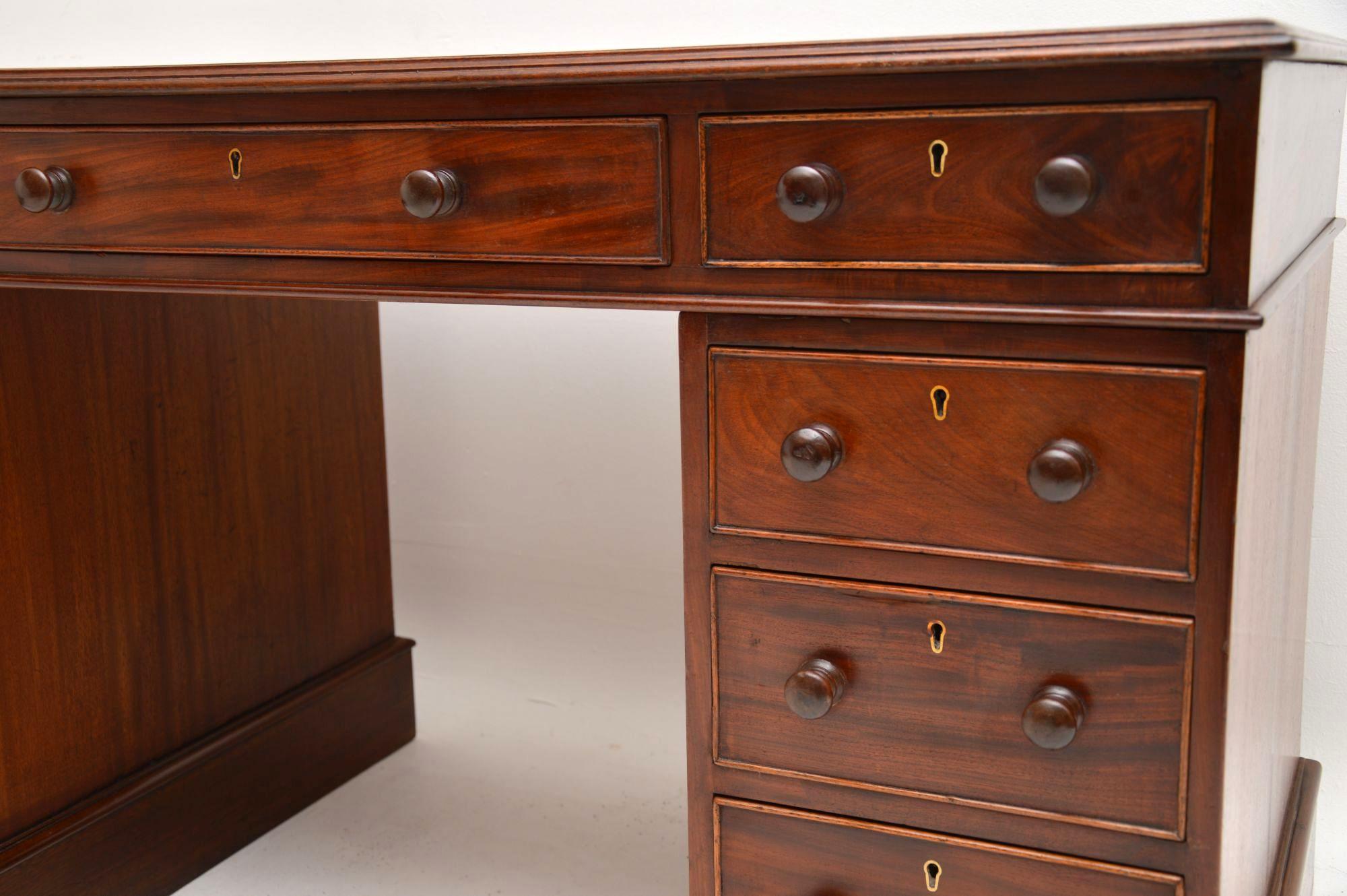 Antique Victorian Mahogany Leather Top Pedestal Desk In Good Condition In London, GB