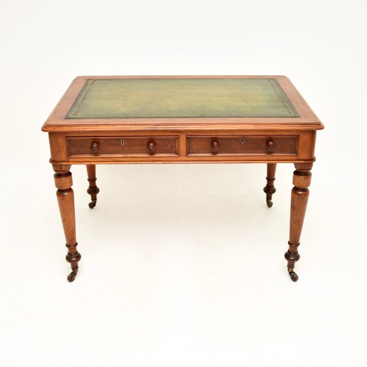 Ein eleganter und sehr gut gemachter antiker viktorianischer Lederschreibtisch. Sie wurde in England hergestellt und stammt aus der Zeit zwischen 1860 und 1880.

Die Qualität ist hervorragend, dies ist eine schöne Größe und ist auf der Rückseite