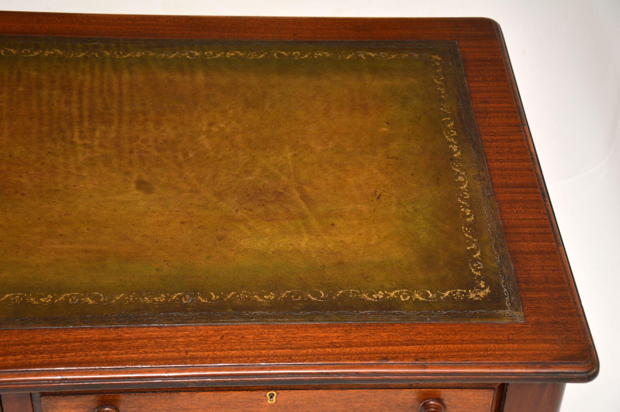 Antique Victorian Mahogany Leather Top Writing Desk In Good Condition In London, GB